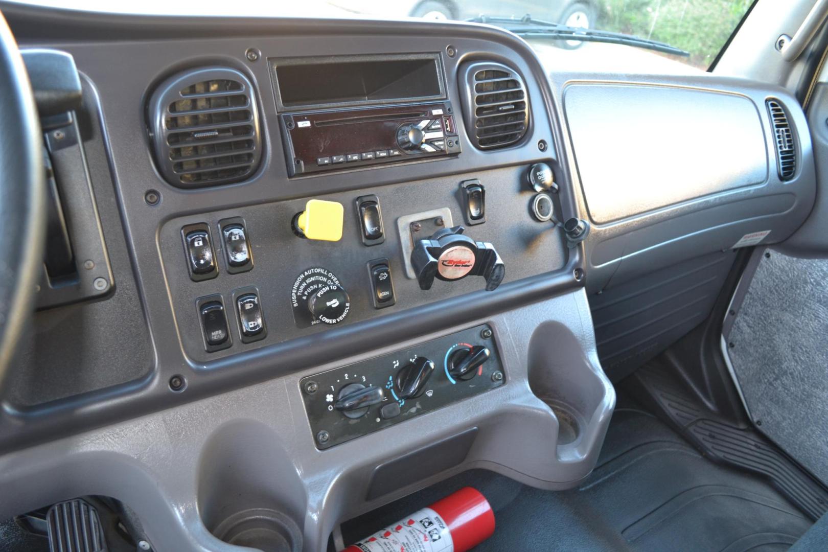 2018 WHITE /BLACK FREIGHTLINER M2-106 with an CUMMINS B6.7L 240HP engine, ALLISON 2500RDS AUTOMATIC transmission, located at 9172 North Fwy, Houston, TX, 77037, (713) 910-6868, 29.887470, -95.411903 - Photo#18