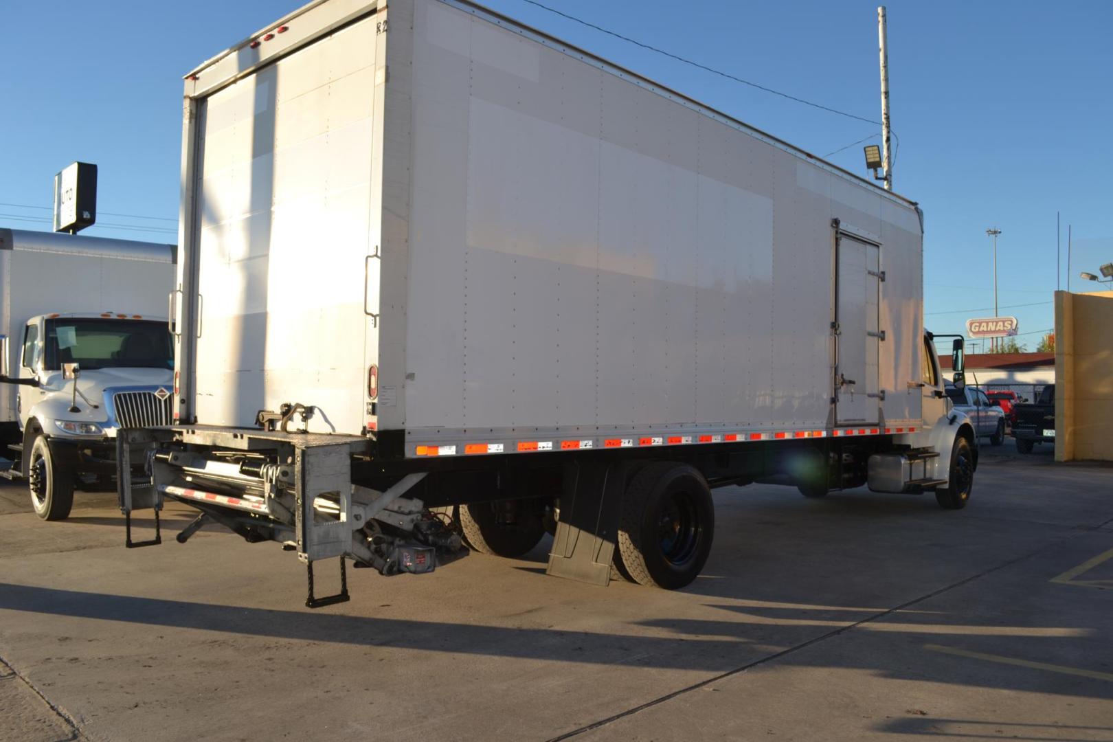 2018 WHITE /BLACK FREIGHTLINER M2-106 with an CUMMINS B6.7L 240HP engine, ALLISON 2500RDS AUTOMATIC transmission, located at 9172 North Fwy, Houston, TX, 77037, (713) 910-6868, 29.887470, -95.411903 - Photo#3