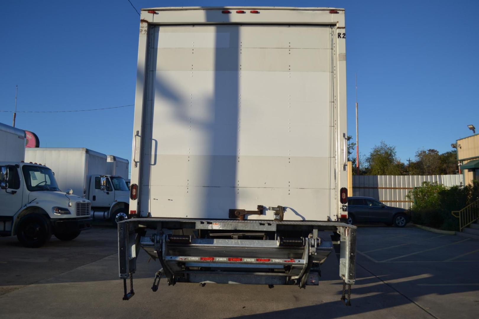 2018 WHITE /BLACK FREIGHTLINER M2-106 with an CUMMINS B6.7L 240HP engine, ALLISON 2500RDS AUTOMATIC transmission, located at 9172 North Fwy, Houston, TX, 77037, (713) 910-6868, 29.887470, -95.411903 - Photo#4