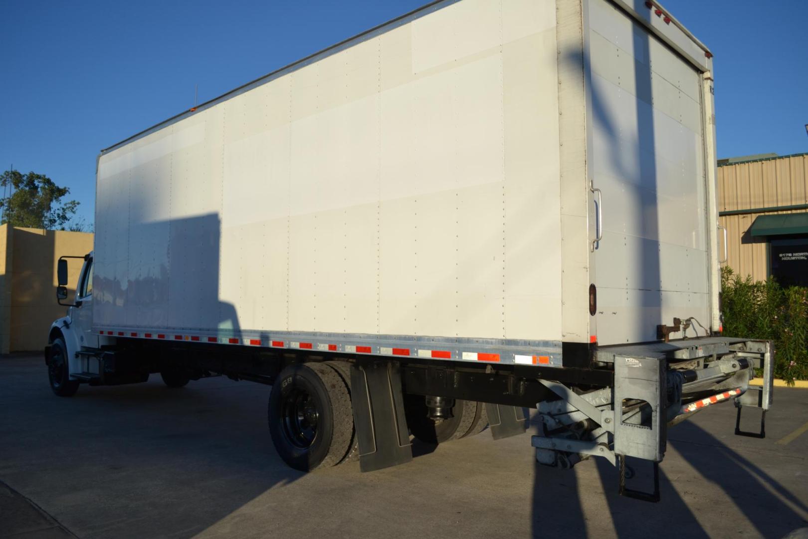 2018 WHITE /BLACK FREIGHTLINER M2-106 with an CUMMINS B6.7L 240HP engine, ALLISON 2500RDS AUTOMATIC transmission, located at 9172 North Fwy, Houston, TX, 77037, (713) 910-6868, 29.887470, -95.411903 - Photo#5