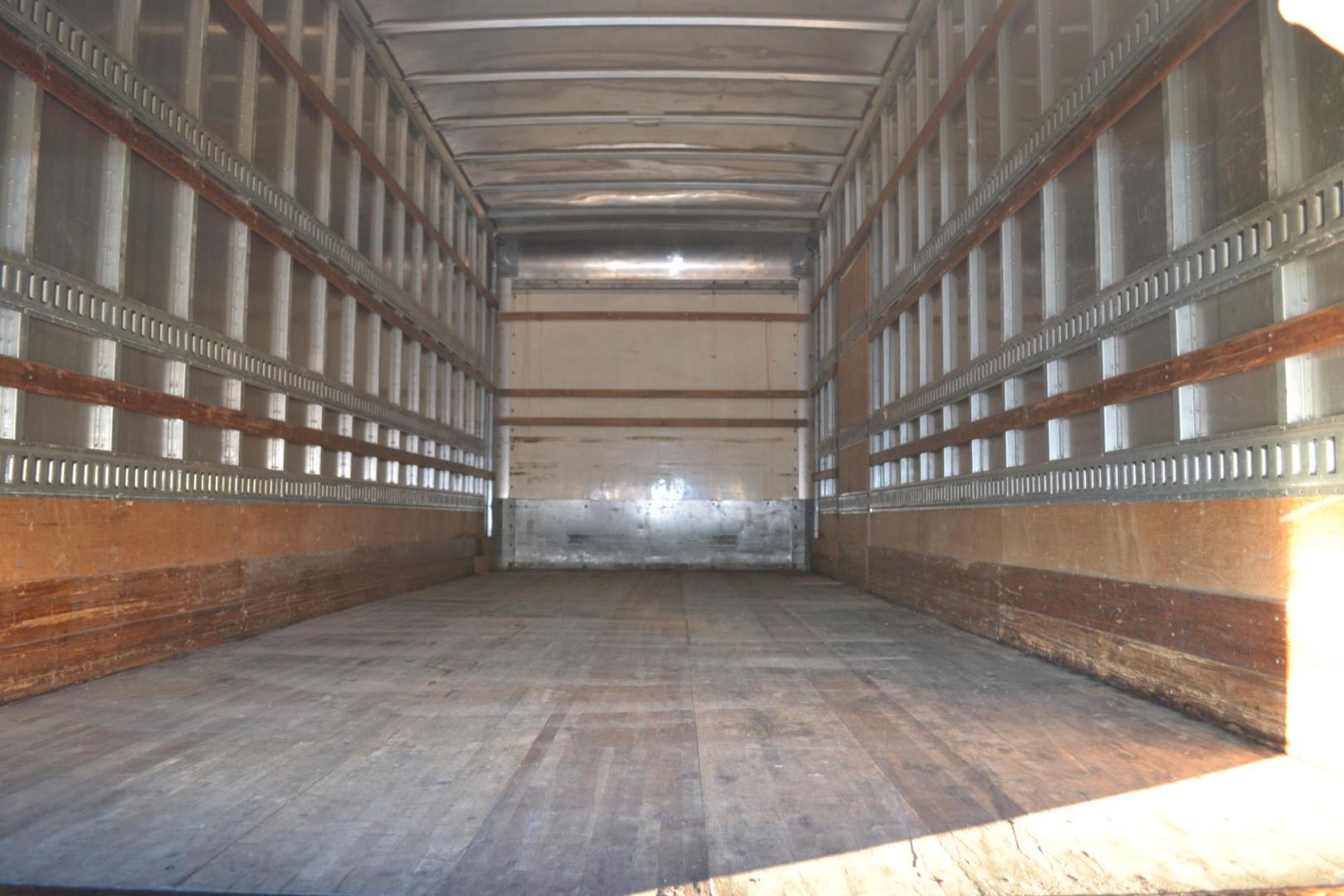 2018 WHITE /BLACK FREIGHTLINER M2-106 with an CUMMINS B6.7L 240HP engine, ALLISON 2500RDS AUTOMATIC transmission, located at 9172 North Fwy, Houston, TX, 77037, (713) 910-6868, 29.887470, -95.411903 - Photo#7