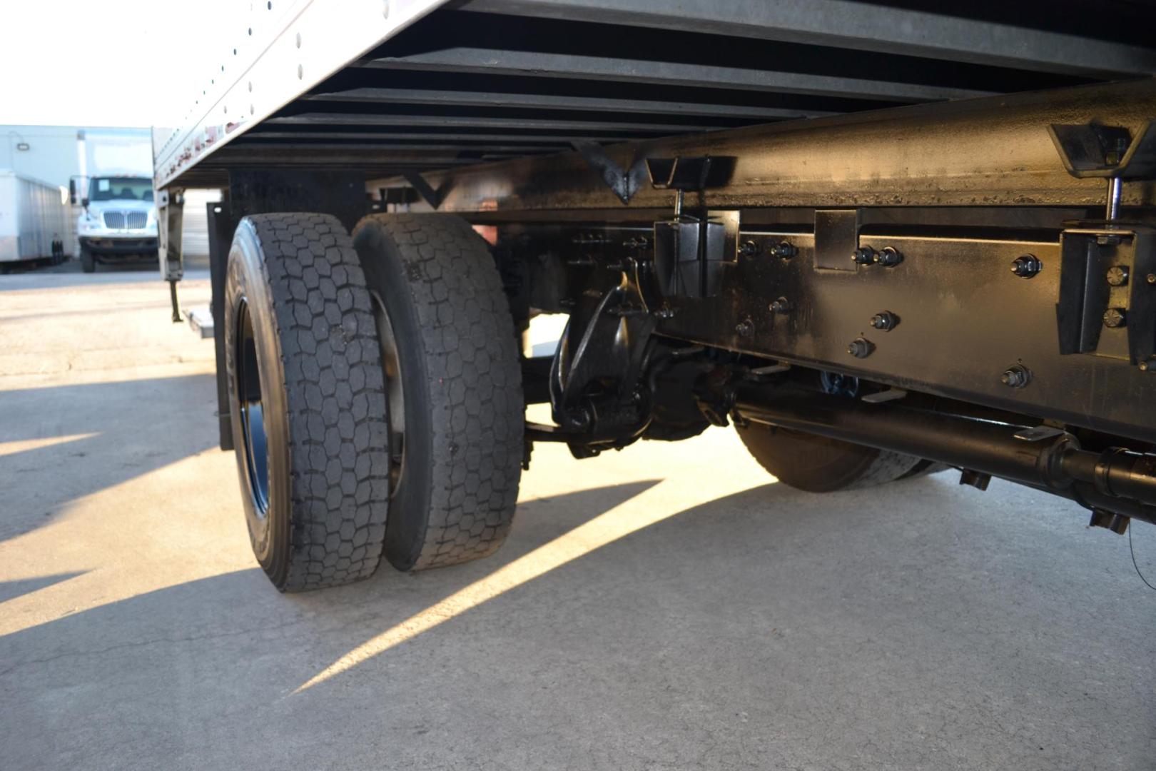 2018 WHITE /BLACK FREIGHTLINER M2-106 with an CUMMINS B6.7L 240HP engine, ALLISON 2500RDS AUTOMATIC transmission, located at 9172 North Fwy, Houston, TX, 77037, (713) 910-6868, 29.887470, -95.411903 - Photo#8