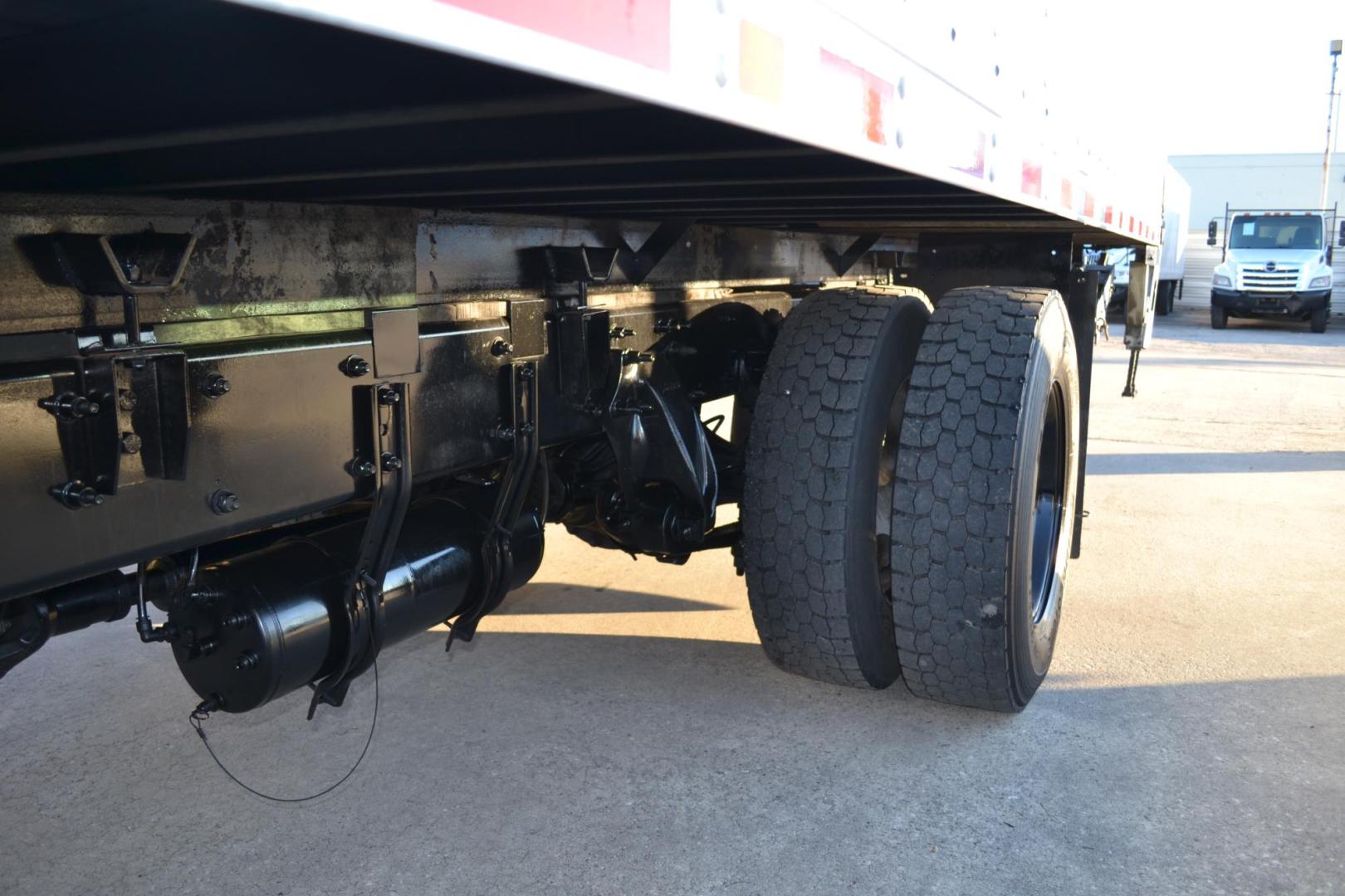 2018 WHITE /BLACK FREIGHTLINER M2-106 with an CUMMINS B6.7L 240HP engine, ALLISON 2500RDS AUTOMATIC transmission, located at 9172 North Fwy, Houston, TX, 77037, (713) 910-6868, 29.887470, -95.411903 - Photo#9