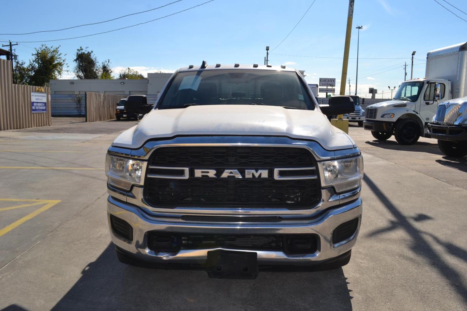 2020 WHITE /BLACK RAM 3500 with an CUMMINS 6.7L TURBO DIESEL engine, AISIN A465 6SPD AUTOMATIC transmission, located at 9172 North Fwy, Houston, TX, 77037, (713) 910-6868, 29.887470, -95.411903 - CREW CAB, 4X4, 9FT FLATBED, 100" WIDE, EXHAUST BRAKE, GOOSENECK / BUMPER PULL HITCH, POWER WINDOWS & LOCKS - Photo#1