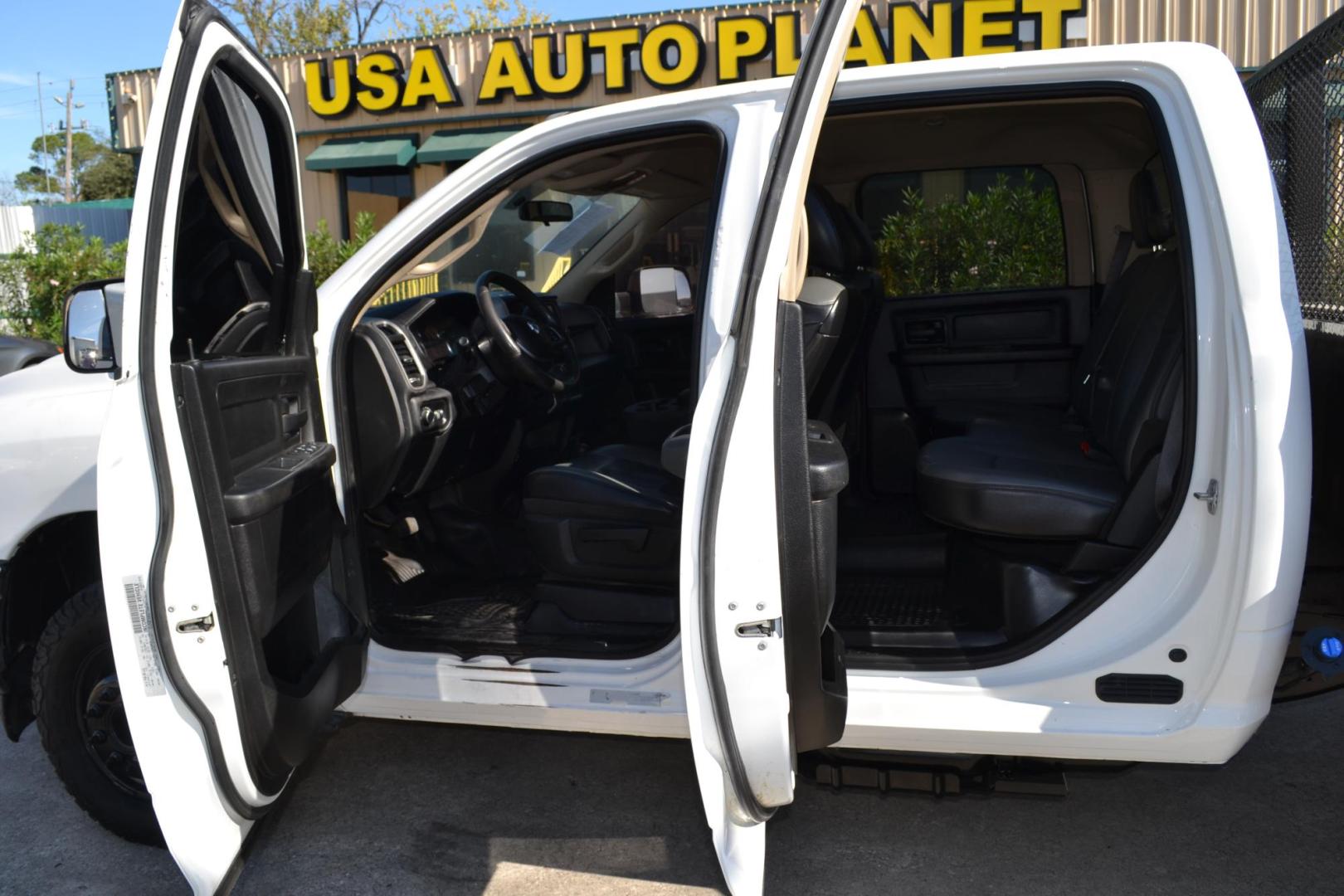 2020 WHITE /BLACK RAM 3500 with an CUMMINS 6.7L TURBO DIESEL engine, AISIN A465 6SPD AUTOMATIC transmission, located at 9172 North Fwy, Houston, TX, 77037, (713) 910-6868, 29.887470, -95.411903 - CREW CAB, 4X4, 9FT FLATBED, 100" WIDE, EXHAUST BRAKE, GOOSENECK / BUMPER PULL HITCH, POWER WINDOWS & LOCKS - Photo#10