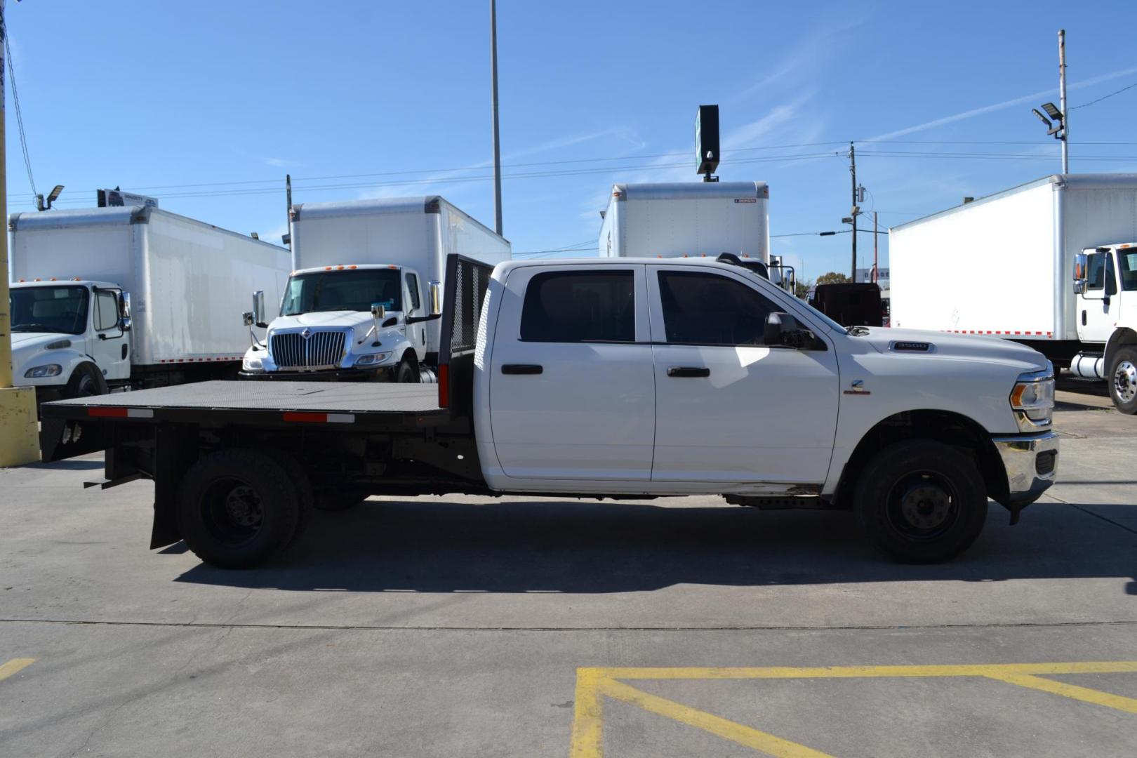 2020 WHITE /BLACK RAM 3500 with an CUMMINS 6.7L TURBO DIESEL engine, AISIN A465 6SPD AUTOMATIC transmission, located at 9172 North Fwy, Houston, TX, 77037, (713) 910-6868, 29.887470, -95.411903 - CREW CAB, 4X4, 9FT FLATBED, 100" WIDE, EXHAUST BRAKE, GOOSENECK / BUMPER PULL HITCH, POWER WINDOWS & LOCKS - Photo#3