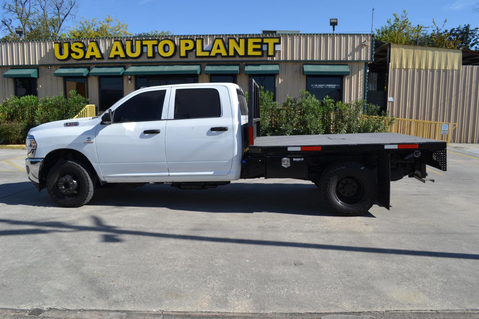 2020 WHITE /BLACK RAM 3500 with an CUMMINS 6.7L TURBO DIESEL engine, AISIN A465 6SPD AUTOMATIC transmission, located at 9172 North Fwy, Houston, TX, 77037, (713) 910-6868, 29.887470, -95.411903 - CREW CAB, 4X4, 9FT FLATBED, 100" WIDE, EXHAUST BRAKE, GOOSENECK / BUMPER PULL HITCH, POWER WINDOWS & LOCKS - Photo#7