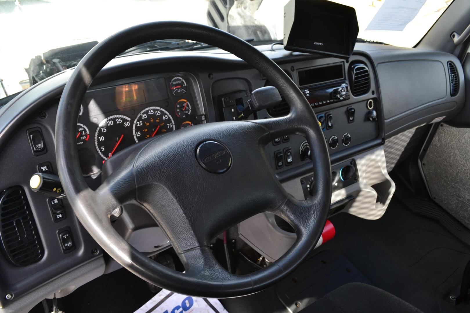 2018 WHITE /BLACK FREIGHTLINER M2-106 with an CUMMINS B6.7L 260HP engine, ALLISON 2500 HS AUTOMATIC transmission, located at 9172 North Fwy, Houston, TX, 77037, (713) 910-6868, 29.887470, -95.411903 - 26,000 LB GVWR NON CDL, 22FT FLATBED, AIR RIDE SUSPENSION, DUAL 50 GALLON FUEL TANKS, POWER WINDOWS & LOCKS - Photo#13