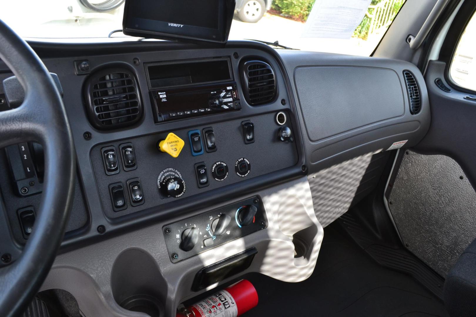 2018 WHITE /BLACK FREIGHTLINER M2-106 with an CUMMINS B6.7L 260HP engine, ALLISON 2500 HS AUTOMATIC transmission, located at 9172 North Fwy, Houston, TX, 77037, (713) 910-6868, 29.887470, -95.411903 - 26,000 LB GVWR NON CDL, 22FT FLATBED, AIR RIDE SUSPENSION, DUAL 50 GALLON FUEL TANKS, POWER WINDOWS & LOCKS - Photo#15