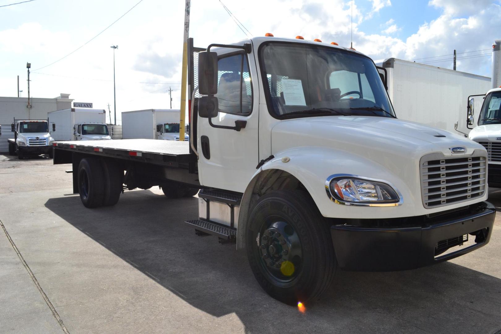 2018 WHITE /BLACK FREIGHTLINER M2-106 with an CUMMINS B6.7L 260HP engine, ALLISON 2500 HS AUTOMATIC transmission, located at 9172 North Fwy, Houston, TX, 77037, (713) 910-6868, 29.887470, -95.411903 - 26,000 LB GVWR NON CDL, 22FT FLATBED, AIR RIDE SUSPENSION, DUAL 50 GALLON FUEL TANKS, POWER WINDOWS & LOCKS - Photo#2