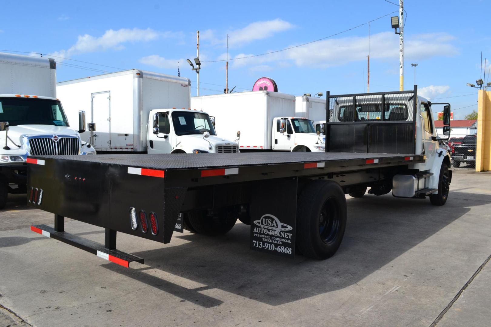 2018 WHITE /BLACK FREIGHTLINER M2-106 with an CUMMINS B6.7L 260HP engine, ALLISON 2500 HS AUTOMATIC transmission, located at 9172 North Fwy, Houston, TX, 77037, (713) 910-6868, 29.887470, -95.411903 - 26,000 LB GVWR NON CDL, 22FT FLATBED, AIR RIDE SUSPENSION, DUAL 50 GALLON FUEL TANKS, POWER WINDOWS & LOCKS - Photo#4