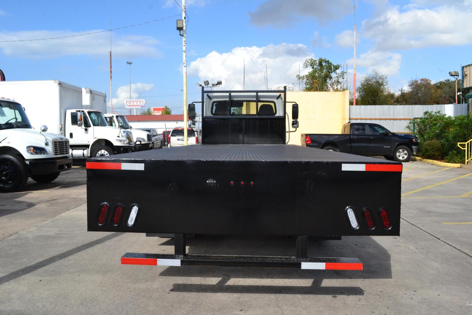 2018 WHITE /BLACK FREIGHTLINER M2-106 with an CUMMINS B6.7L 260HP engine, ALLISON 2500 HS AUTOMATIC transmission, located at 9172 North Fwy, Houston, TX, 77037, (713) 910-6868, 29.887470, -95.411903 - 26,000 LB GVWR NON CDL, 22FT FLATBED, AIR RIDE SUSPENSION, DUAL 50 GALLON FUEL TANKS, POWER WINDOWS & LOCKS - Photo#5