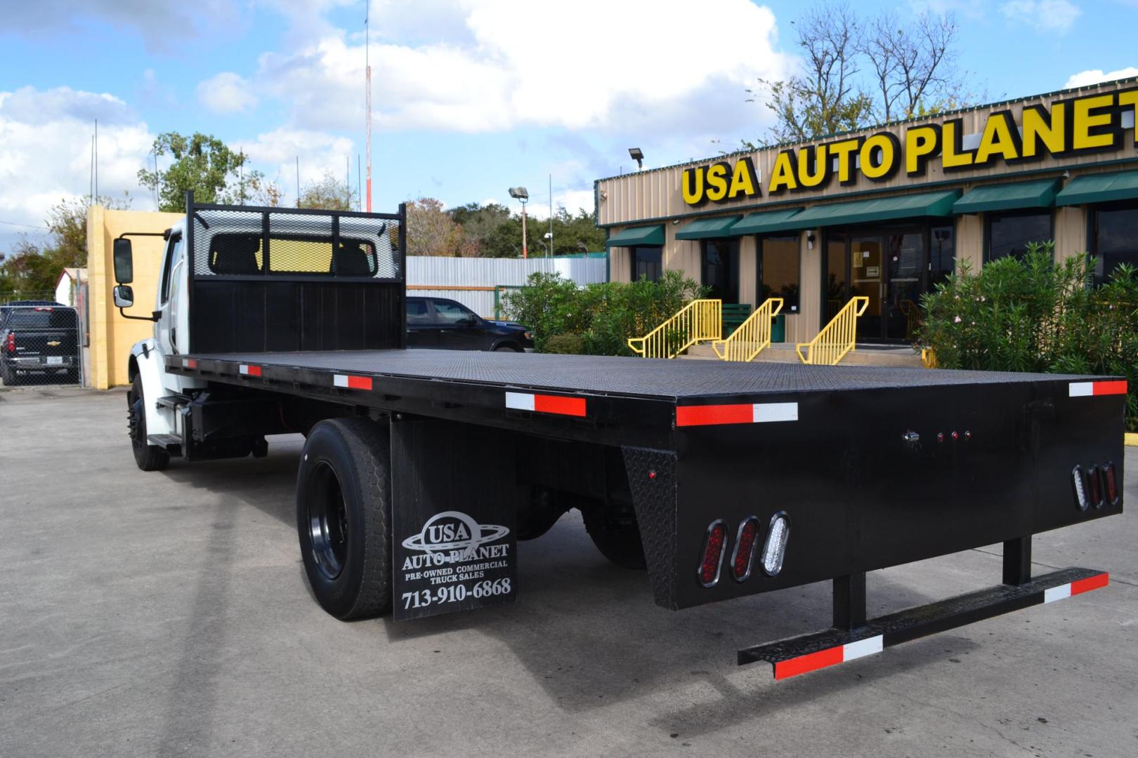 2018 WHITE /BLACK FREIGHTLINER M2-106 with an CUMMINS B6.7L 260HP engine, ALLISON 2500 HS AUTOMATIC transmission, located at 9172 North Fwy, Houston, TX, 77037, (713) 910-6868, 29.887470, -95.411903 - 26,000 LB GVWR NON CDL, 22FT FLATBED, AIR RIDE SUSPENSION, DUAL 50 GALLON FUEL TANKS, POWER WINDOWS & LOCKS - Photo#6
