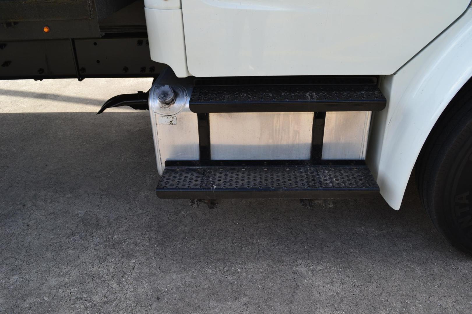 2018 WHITE /BLACK FREIGHTLINER M2-106 with an CUMMINS B6.7L 260HP engine, ALLISON 2500 HS AUTOMATIC transmission, located at 9172 North Fwy, Houston, TX, 77037, (713) 910-6868, 29.887470, -95.411903 - 26,000 LB GVWR NON CDL, 22FT FLATBED, AIR RIDE SUSPENSION, DUAL 50 GALLON FUEL TANKS, POWER WINDOWS & LOCKS - Photo#7