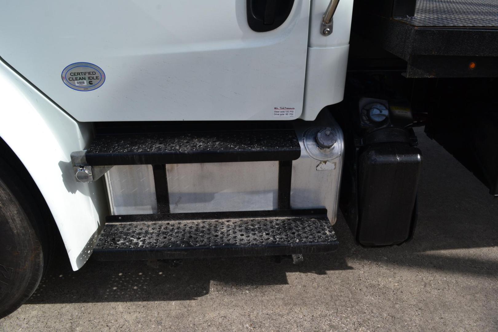 2018 WHITE /BLACK FREIGHTLINER M2-106 with an CUMMINS B6.7L 260HP engine, ALLISON 2500 HS AUTOMATIC transmission, located at 9172 North Fwy, Houston, TX, 77037, (713) 910-6868, 29.887470, -95.411903 - 26,000 LB GVWR NON CDL, 22FT FLATBED, AIR RIDE SUSPENSION, DUAL 50 GALLON FUEL TANKS, POWER WINDOWS & LOCKS - Photo#8