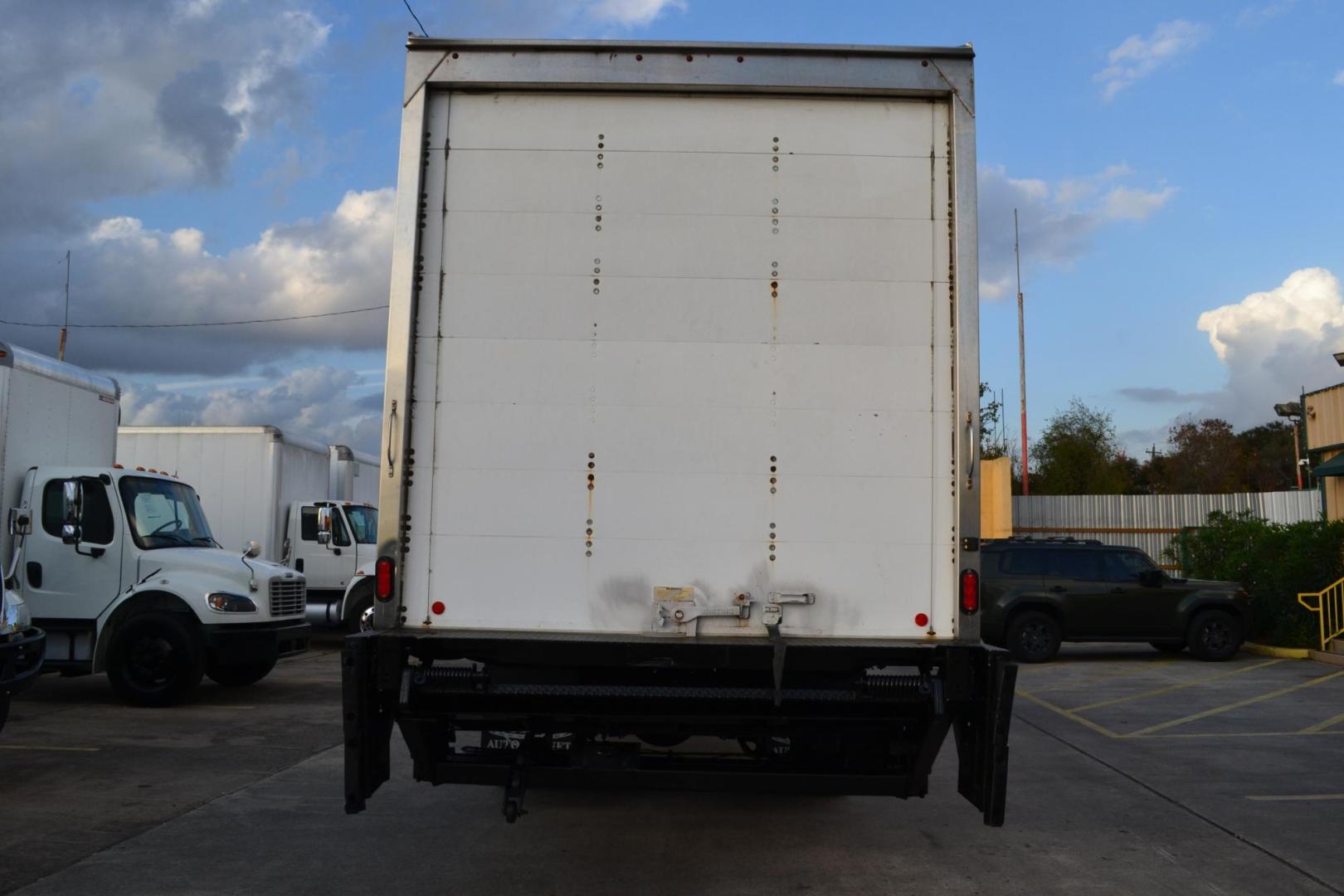2020 WHITE /BLACK HINO 268 with an JO8E-WU 8.0L 230HP engine, ALLISON 2200HS AUTOMATIC transmission, located at 9172 North Fwy, Houston, TX, 77037, (713) 910-6868, 29.887470, -95.411903 - Photo#4