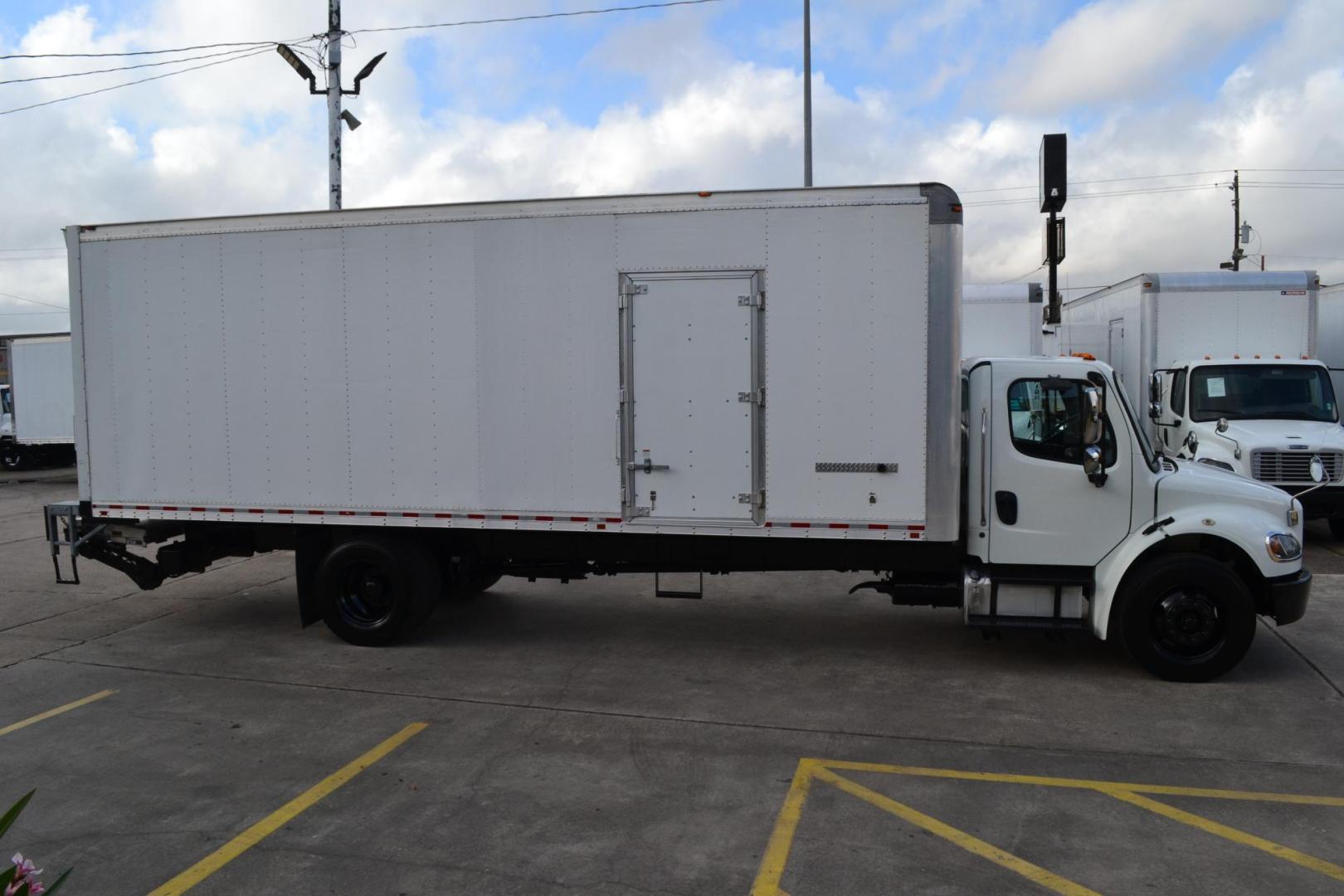2020 WHITE /BLACK FREIGHTLINER M2-106 with an CUMMINS B6.7L 240HP engine, ALLISON 2500RDS AUTOMATIC transmission, located at 9172 North Fwy, Houston, TX, 77037, (713) 910-6868, 29.887470, -95.411903 - Photo#3