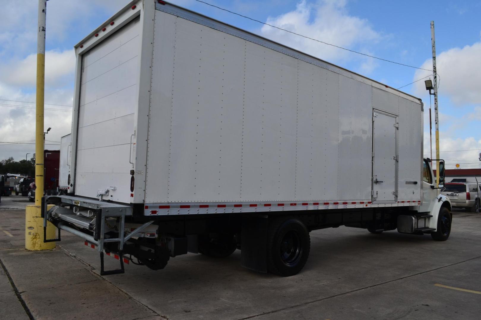 2020 WHITE /BLACK FREIGHTLINER M2-106 with an CUMMINS B6.7L 240HP engine, ALLISON 2500RDS AUTOMATIC transmission, located at 9172 North Fwy, Houston, TX, 77037, (713) 910-6868, 29.887470, -95.411903 - Photo#4