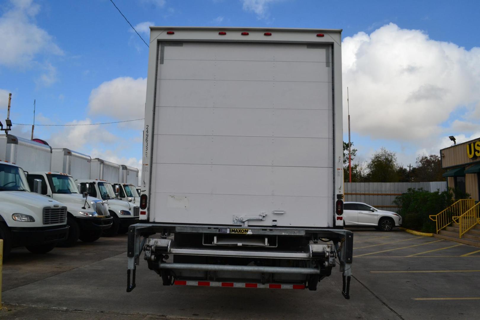 2020 WHITE /BLACK FREIGHTLINER M2-106 with an CUMMINS B6.7L 240HP engine, ALLISON 2500RDS AUTOMATIC transmission, located at 9172 North Fwy, Houston, TX, 77037, (713) 910-6868, 29.887470, -95.411903 - Photo#5