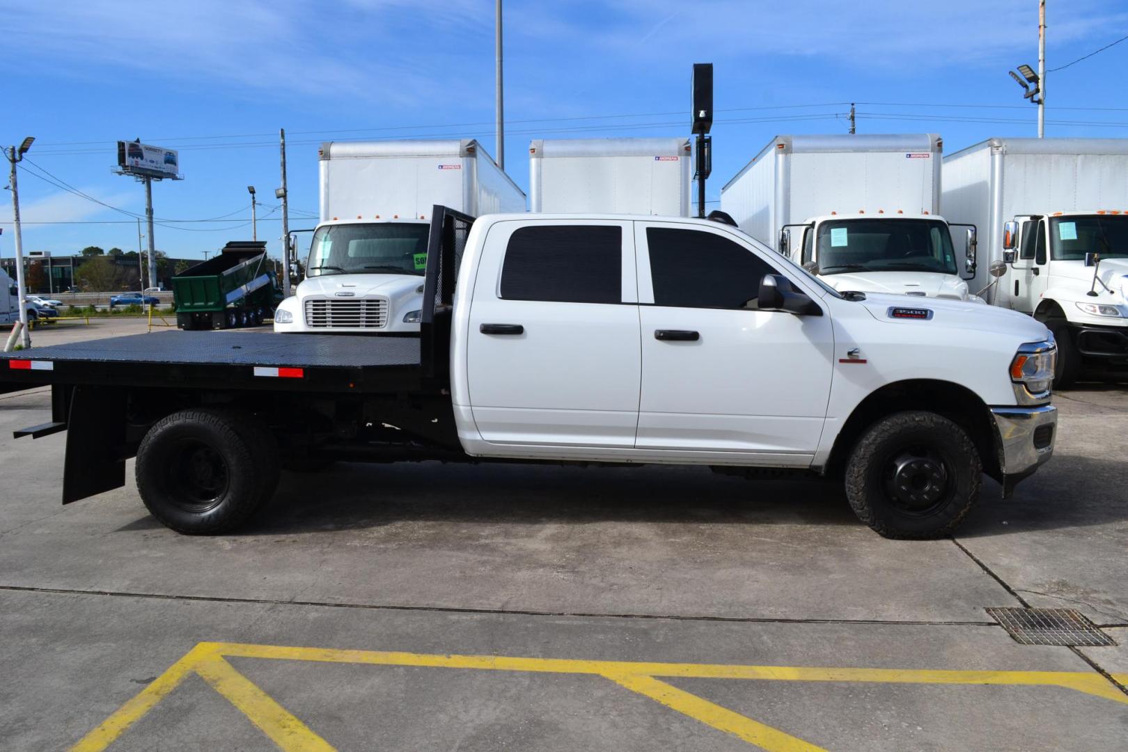 2022 WHITE /BLACK RAM 3500 with an CUMMINS 6.7L TURBO DIESEL engine, AISIN A465 6SPD AUTOMATIC transmission, located at 9172 North Fwy, Houston, TX, 77037, (713) 910-6868, 29.887470, -95.411903 - 4X4, 9FT X 96" FLATBED, GOOSENECK/BUMPER PULL HITCH, TOOL BOX, POWER WINDOWS, LOCKS & MIRRORS, CREW CAB - Photo#3