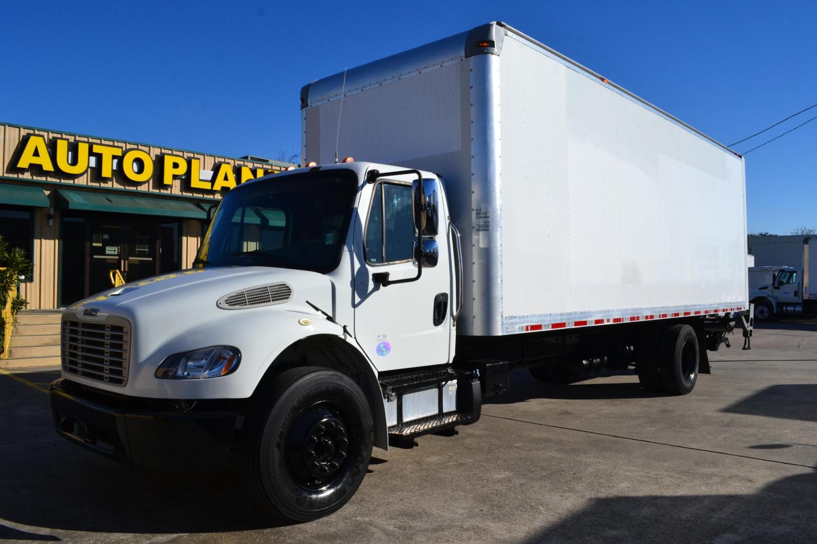 2018 WHITE /BLACK FREIGHTLINER M2-106 (3ALACWFCXJD) with an CUMMINS B6.7L 240HP engine, ALLISON 2500RDS AUTOMATIC transmission, located at 9172 North Fwy, Houston, TX, 77037, (713) 910-6868, 29.887470, -95.411903 - 26,000 LB GVWR NON CDL, 26 FT BOX X HEIGHT 103" X WIDTH 102", AIR RIDE SUSPENSION, EXHAUST BRAKE, WALTCO 3,000 LB CAPACITY ALUMINUM LIFT GATE, DUAL 50 GALLON FUEL TANKS, COLLISION MITIGATION, POWER WINDOWS & LOCKS, HEATED MIRRORS - Photo#0