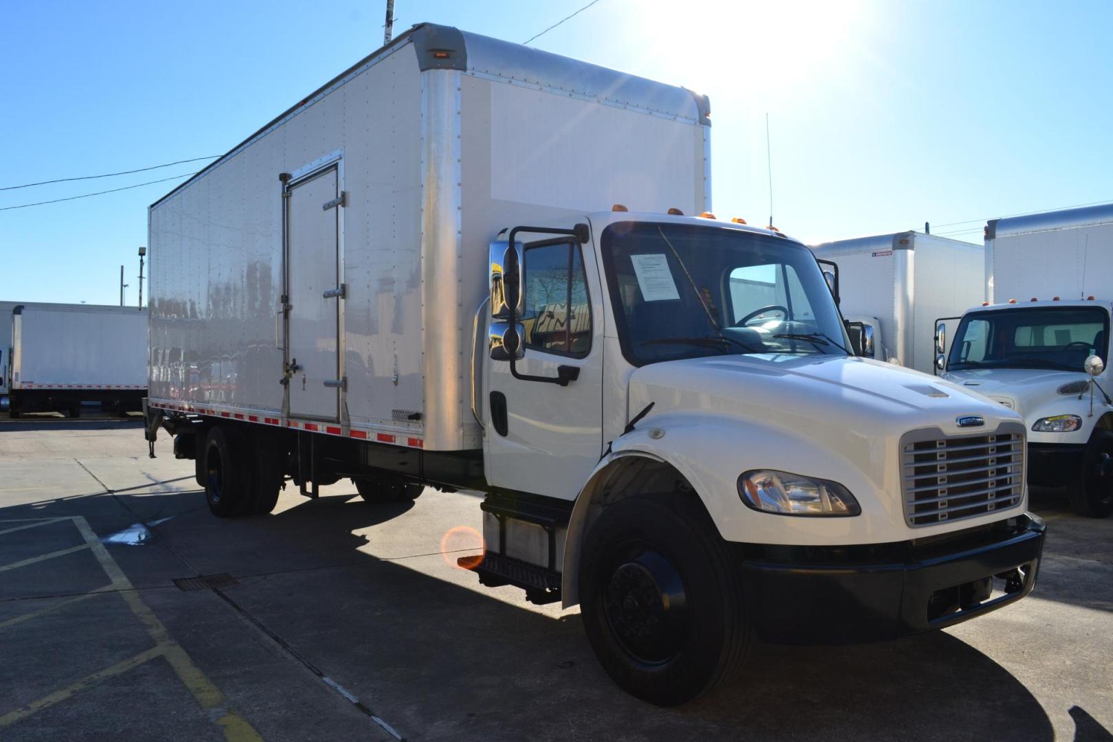 2018 WHITE /BLACK FREIGHTLINER M2-106 (3ALACWFCXJD) with an CUMMINS B6.7L 240HP engine, ALLISON 2500RDS AUTOMATIC transmission, located at 9172 North Fwy, Houston, TX, 77037, (713) 910-6868, 29.887470, -95.411903 - 26,000 LB GVWR NON CDL, 26 FT BOX X HEIGHT 103" X WIDTH 102", AIR RIDE SUSPENSION, EXHAUST BRAKE, WALTCO 3,000 LB CAPACITY ALUMINUM LIFT GATE, DUAL 50 GALLON FUEL TANKS, COLLISION MITIGATION, POWER WINDOWS & LOCKS, HEATED MIRRORS - Photo#2