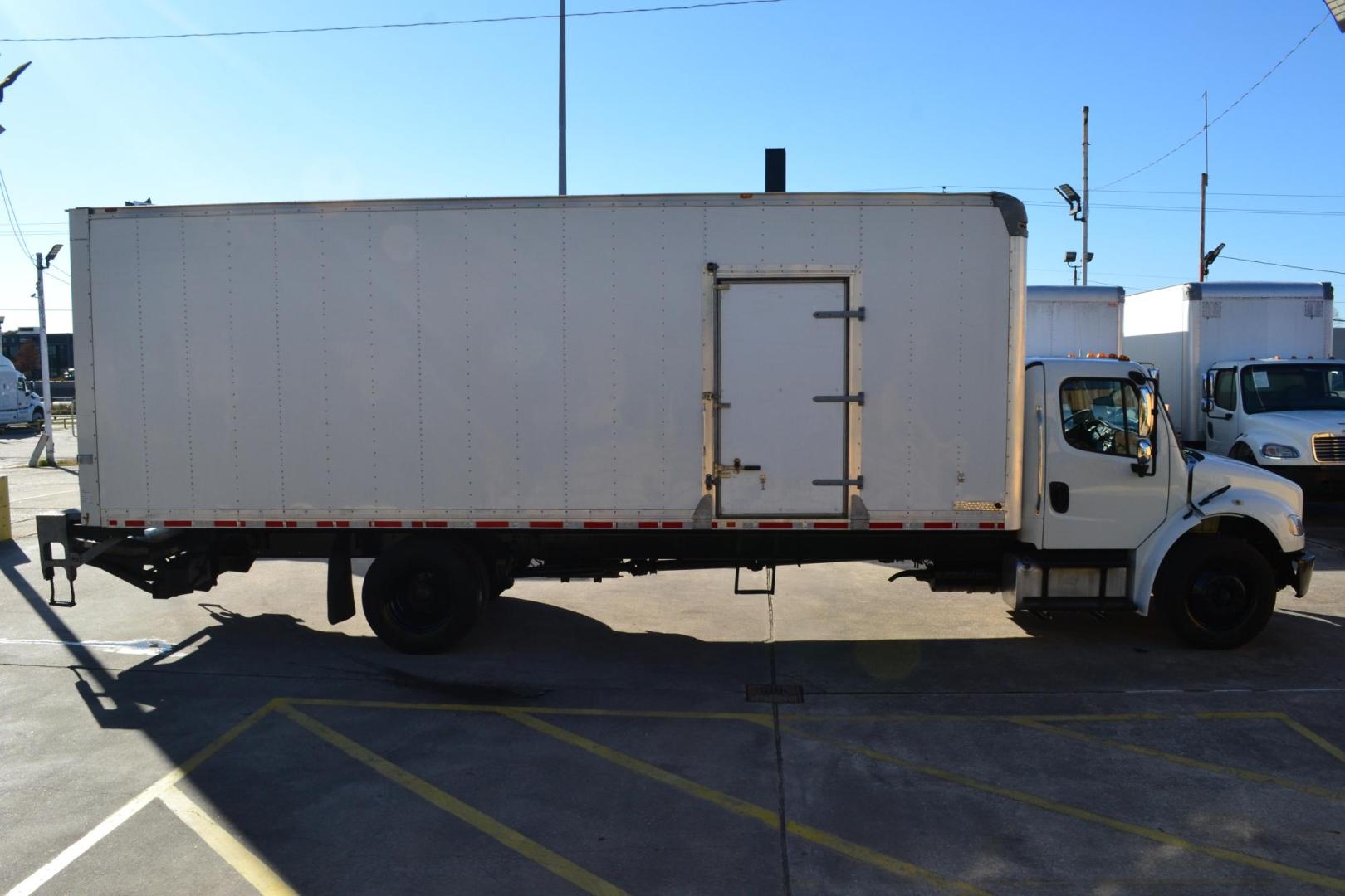 2018 WHITE /BLACK FREIGHTLINER M2-106 (3ALACWFCXJD) with an CUMMINS B6.7L 240HP engine, ALLISON 2500RDS AUTOMATIC transmission, located at 9172 North Fwy, Houston, TX, 77037, (713) 910-6868, 29.887470, -95.411903 - 26,000 LB GVWR NON CDL, 26 FT BOX X HEIGHT 103" X WIDTH 102", AIR RIDE SUSPENSION, EXHAUST BRAKE, WALTCO 3,000 LB CAPACITY ALUMINUM LIFT GATE, DUAL 50 GALLON FUEL TANKS, COLLISION MITIGATION, POWER WINDOWS & LOCKS, HEATED MIRRORS - Photo#4