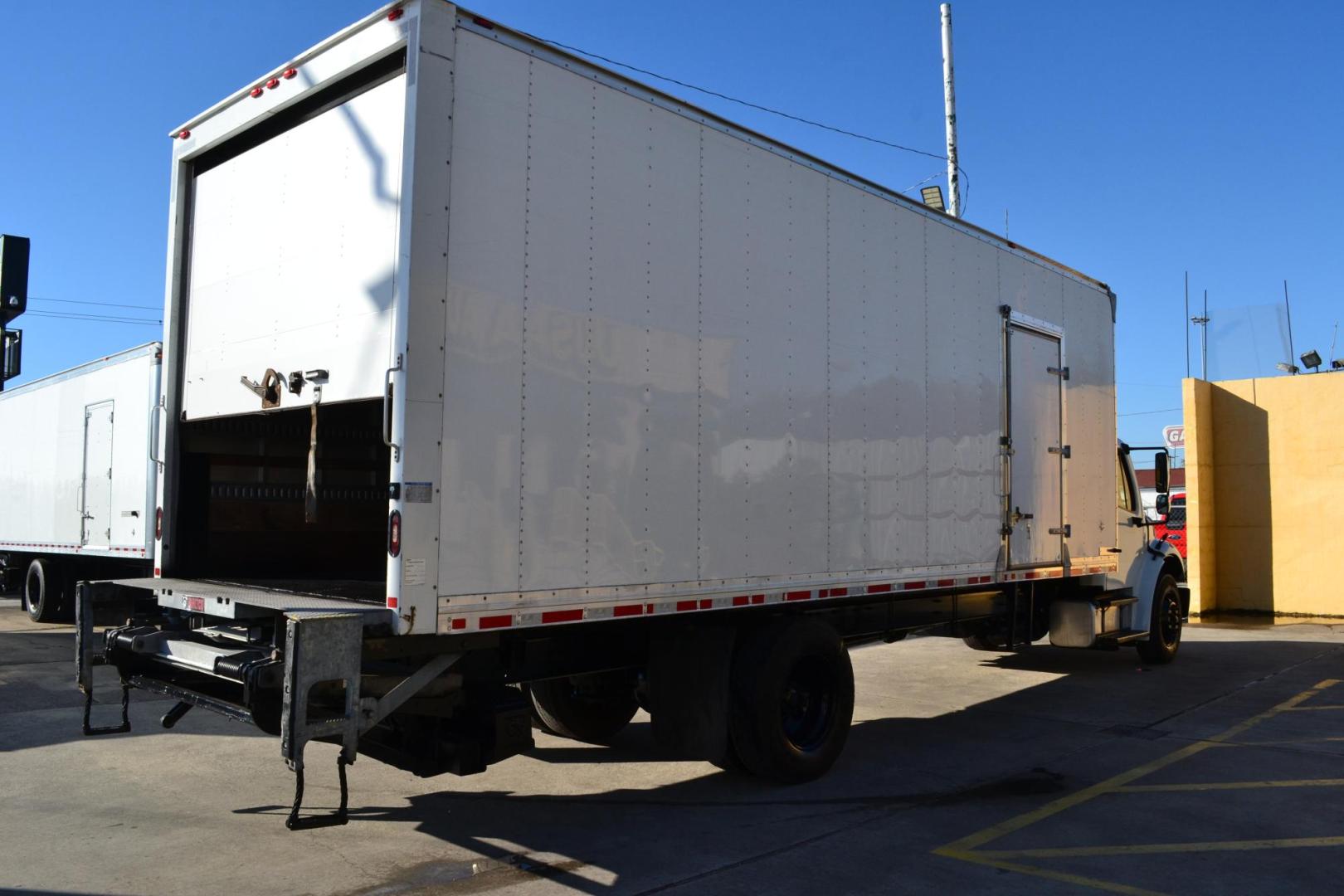 2018 WHITE /BLACK FREIGHTLINER M2-106 (3ALACWFCXJD) with an CUMMINS B6.7L 240HP engine, ALLISON 2500RDS AUTOMATIC transmission, located at 9172 North Fwy, Houston, TX, 77037, (713) 910-6868, 29.887470, -95.411903 - 26,000 LB GVWR NON CDL, 26 FT BOX X HEIGHT 103" X WIDTH 102", AIR RIDE SUSPENSION, EXHAUST BRAKE, WALTCO 3,000 LB CAPACITY ALUMINUM LIFT GATE, DUAL 50 GALLON FUEL TANKS, COLLISION MITIGATION, POWER WINDOWS & LOCKS, HEATED MIRRORS - Photo#5