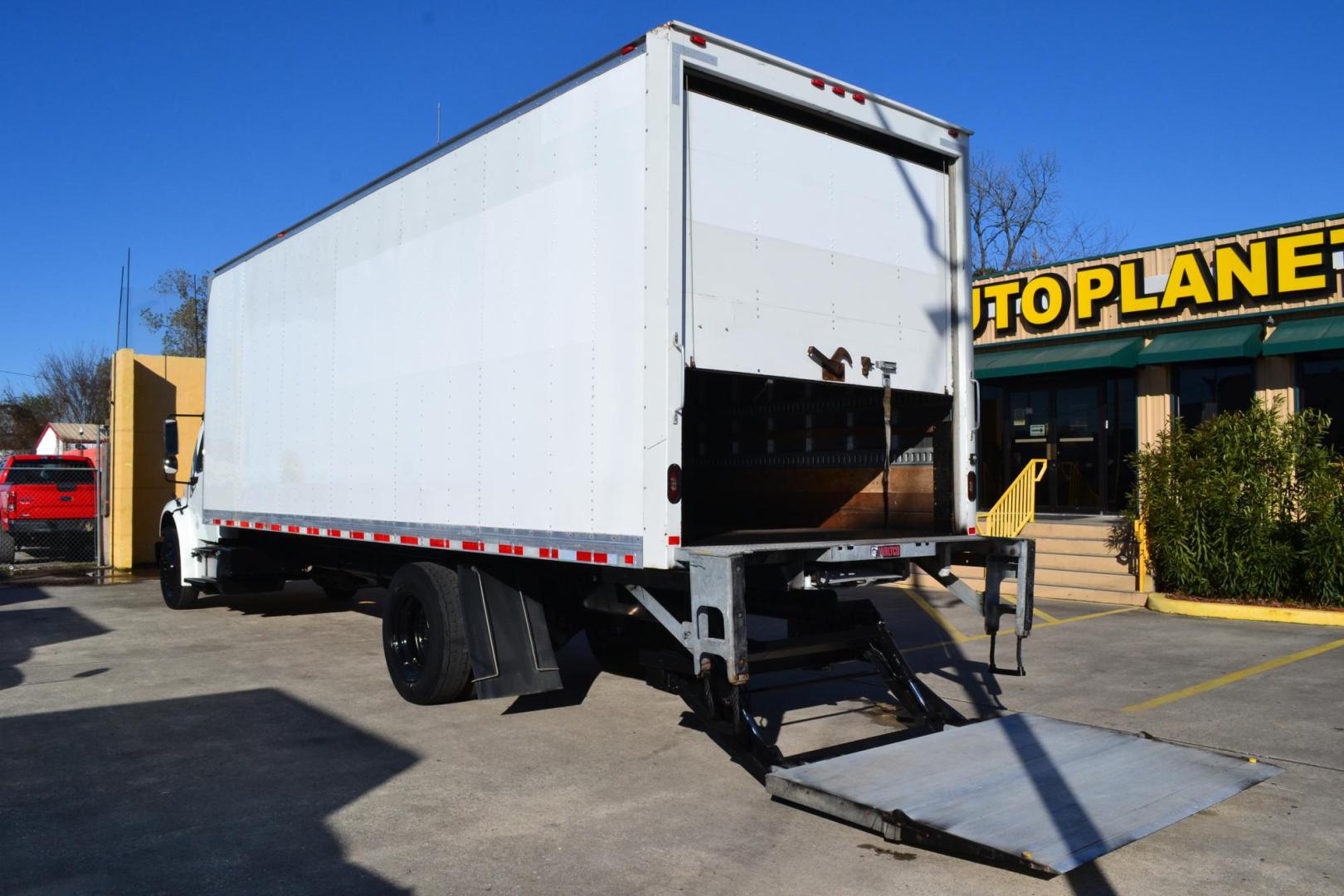 2018 WHITE /BLACK FREIGHTLINER M2-106 (3ALACWFCXJD) with an CUMMINS B6.7L 240HP engine, ALLISON 2500RDS AUTOMATIC transmission, located at 9172 North Fwy, Houston, TX, 77037, (713) 910-6868, 29.887470, -95.411903 - 26,000 LB GVWR NON CDL, 26 FT BOX X HEIGHT 103" X WIDTH 102", AIR RIDE SUSPENSION, EXHAUST BRAKE, WALTCO 3,000 LB CAPACITY ALUMINUM LIFT GATE, DUAL 50 GALLON FUEL TANKS, COLLISION MITIGATION, POWER WINDOWS & LOCKS, HEATED MIRRORS - Photo#6
