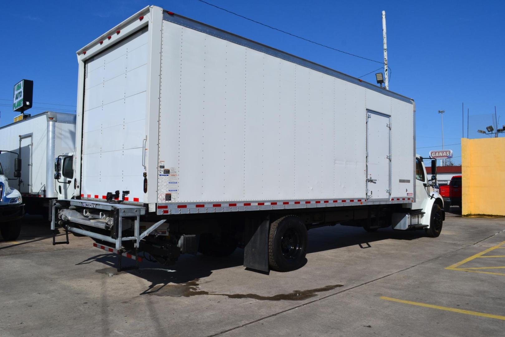 2019 WHITE /BLACK FREIGHTLINER M2-106 (3ALACWFC9KD) with an CUMMINS B6.7L 240HP engine, ALLISON 2500RDS AUTOMATIC transmission, located at 9172 North Fwy, Houston, TX, 77037, (713) 910-6868, 29.887470, -95.411903 - Photo#4