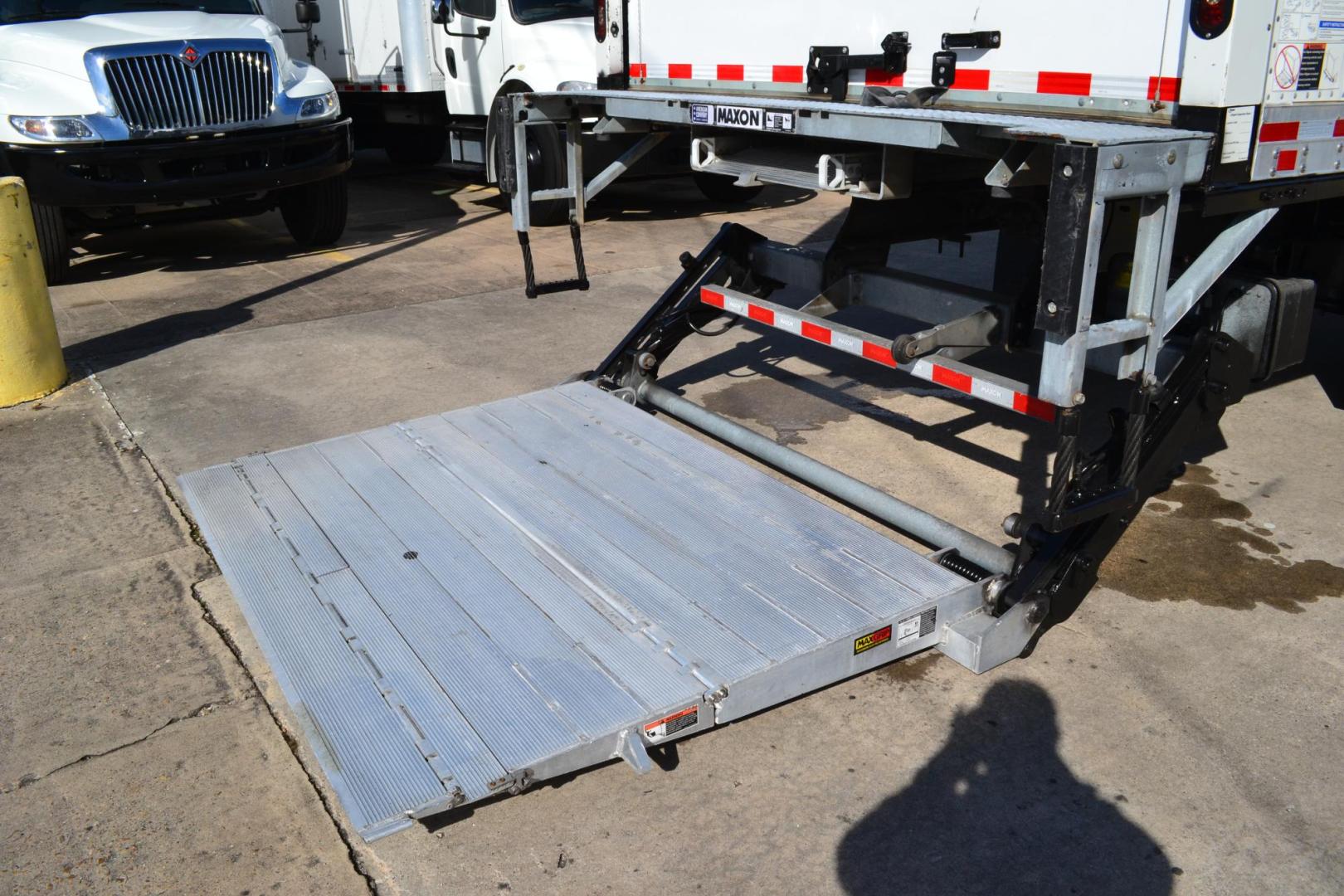 2019 WHITE /BLACK FREIGHTLINER M2-106 (3ALACWFC9KD) with an CUMMINS B6.7L 240HP engine, ALLISON 2500RDS AUTOMATIC transmission, located at 9172 North Fwy, Houston, TX, 77037, (713) 910-6868, 29.887470, -95.411903 - Photo#7