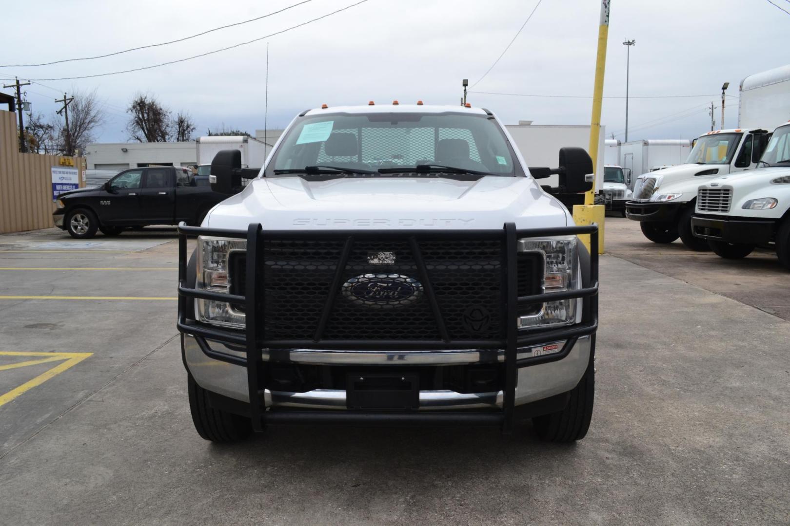 2017 WHITE /BLACK FORD F550 (1FDVFGT2HDA) with an POWERSTROKE 6.7L DIESEL engine, AUTOMATIC transmission, located at 9172 North Fwy, Houston, TX, 77037, (713) 910-6868, 29.887470, -95.411903 - Photo#1