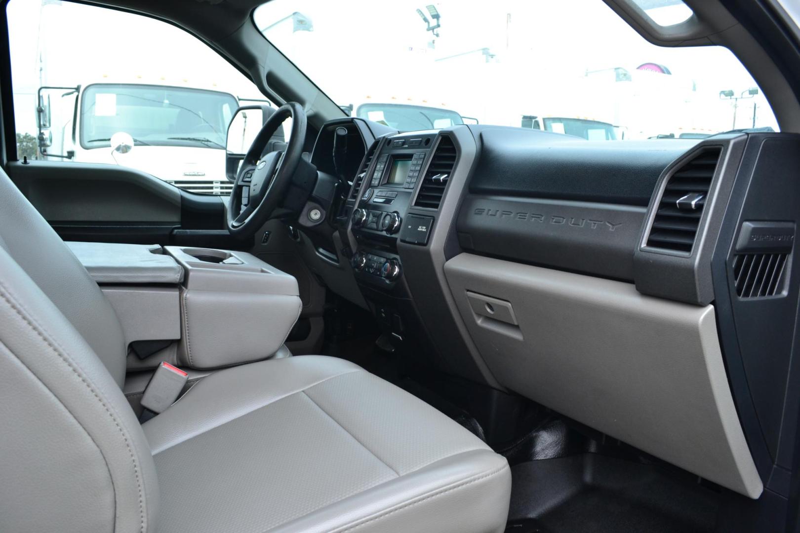 2017 WHITE /BLACK FORD F550 (1FDVFGT2HDA) with an POWERSTROKE 6.7L DIESEL engine, AUTOMATIC transmission, located at 9172 North Fwy, Houston, TX, 77037, (713) 910-6868, 29.887470, -95.411903 - Photo#10