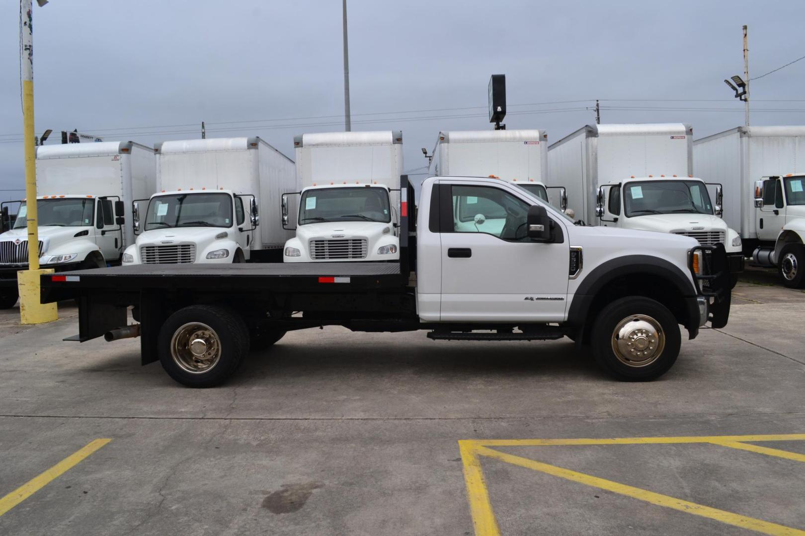 2017 WHITE /BLACK FORD F550 (1FDVFGT2HDA) with an POWERSTROKE 6.7L DIESEL engine, AUTOMATIC transmission, located at 9172 North Fwy, Houston, TX, 77037, (713) 910-6868, 29.887470, -95.411903 - Photo#3