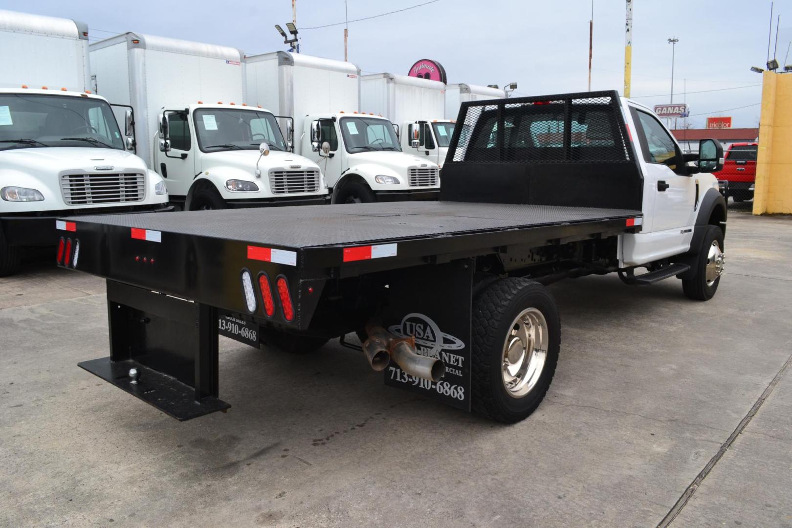 2017 WHITE /BLACK FORD F550 (1FDVFGT2HDA) with an POWERSTROKE 6.7L DIESEL engine, AUTOMATIC transmission, located at 9172 North Fwy, Houston, TX, 77037, (713) 910-6868, 29.887470, -95.411903 - Photo#4