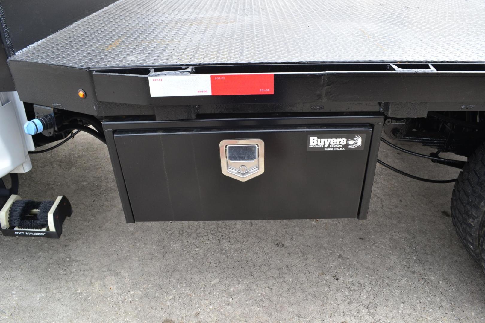 2017 WHITE /BLACK FORD F550 (1FDVFGT2HDA) with an POWERSTROKE 6.7L DIESEL engine, AUTOMATIC transmission, located at 9172 North Fwy, Houston, TX, 77037, (713) 910-6868, 29.887470, -95.411903 - Photo#7