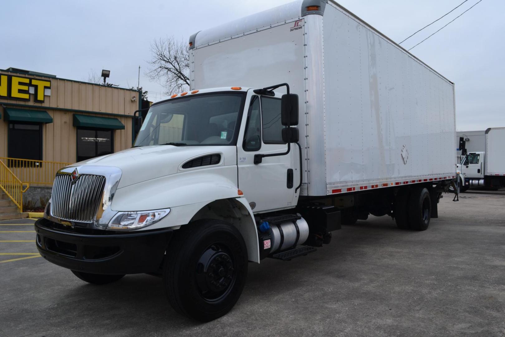 2017 WHITE /BLACK INTERNATIONAL 4300 (1HTMMMMLXHH) with an CUMMINS ISB 6.7L 240HP engine, ALLISON 2100HS AUTOMATIC transmission, located at 9172 North Fwy, Houston, TX, 77037, (713) 910-6868, 29.887470, -95.411903 - Photo#0