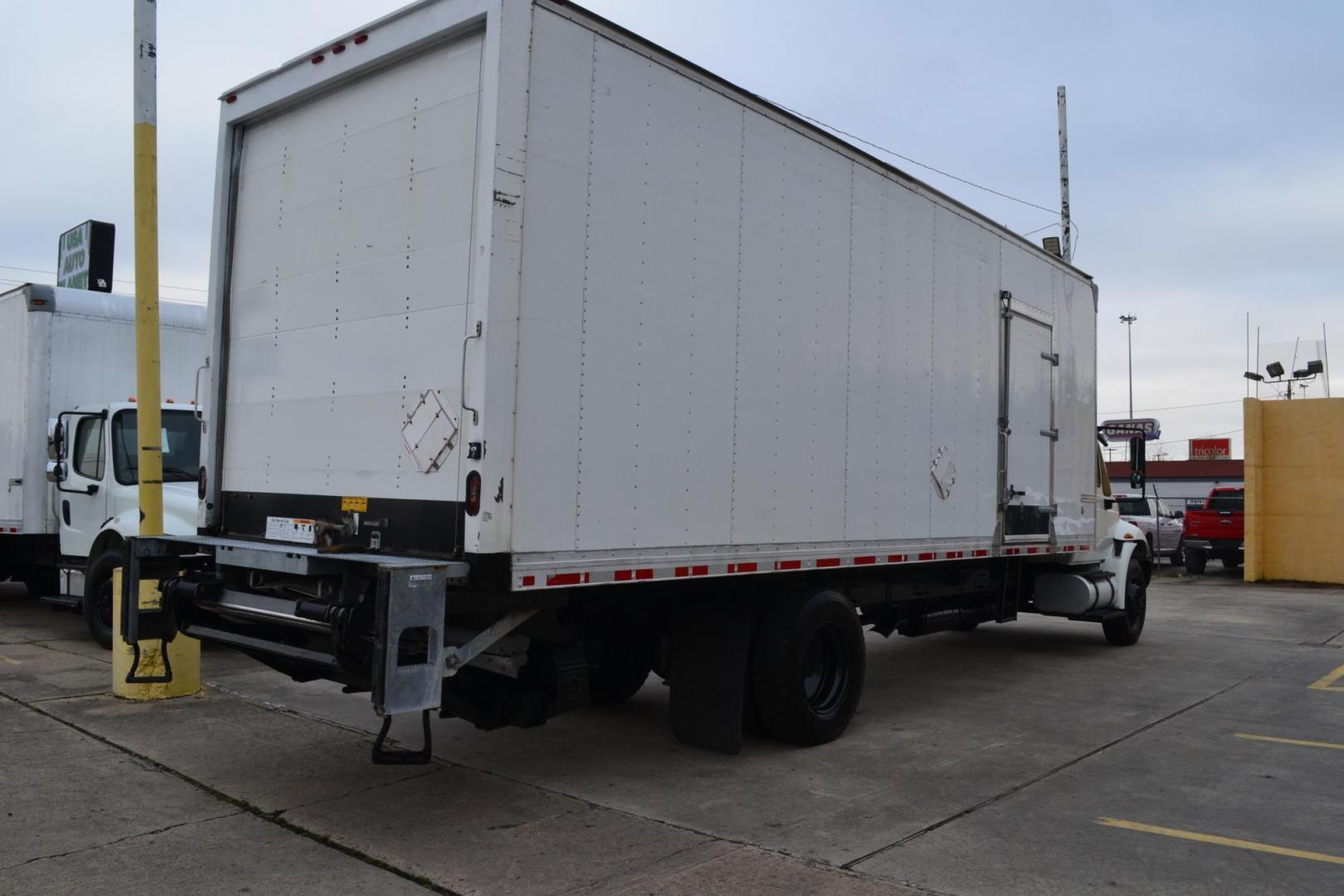 2017 WHITE /BLACK INTERNATIONAL 4300 (1HTMMMMLXHH) with an CUMMINS ISB 6.7L 240HP engine, ALLISON 2100HS AUTOMATIC transmission, located at 9172 North Fwy, Houston, TX, 77037, (713) 910-6868, 29.887470, -95.411903 - Photo#4