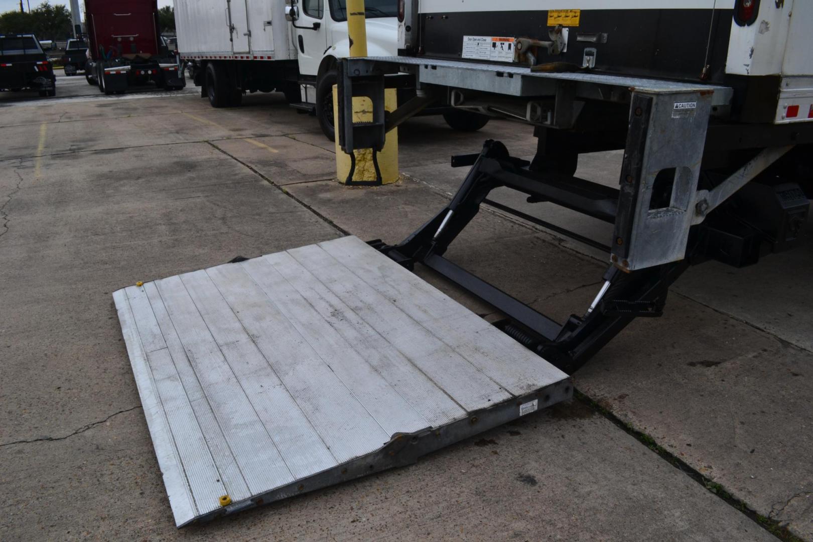 2017 WHITE /BLACK INTERNATIONAL 4300 (1HTMMMMLXHH) with an CUMMINS ISB 6.7L 240HP engine, ALLISON 2100HS AUTOMATIC transmission, located at 9172 North Fwy, Houston, TX, 77037, (713) 910-6868, 29.887470, -95.411903 - Photo#9