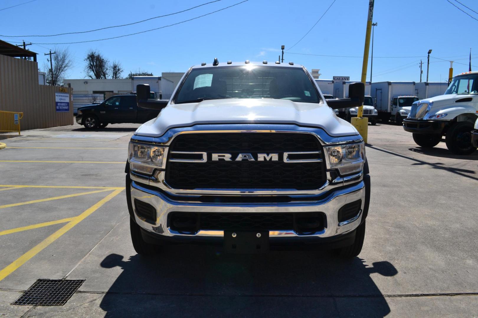 2020 WHITE /BLACK RAM 5500 TRADESMAN (3C7WRNEL2LG) with an CUMMINS 6.7L TURBO DIESEL engine, AISIN A465 6SPD AUTOMATIC transmission, located at 9172 North Fwy, Houston, TX, 77037, (713) 910-6868, 29.887470, -95.411903 - 19,500 LB GVWR, CREW CAB 4X4, 9 FT FLATBED X 98" WIDE, GOOSENECK/BUMPER PULL HITCH, 2 X TOOL BOXES EXHAUST BRAKE, POWER WINDOWS , LOCKS & MIRRORS - Photo#1