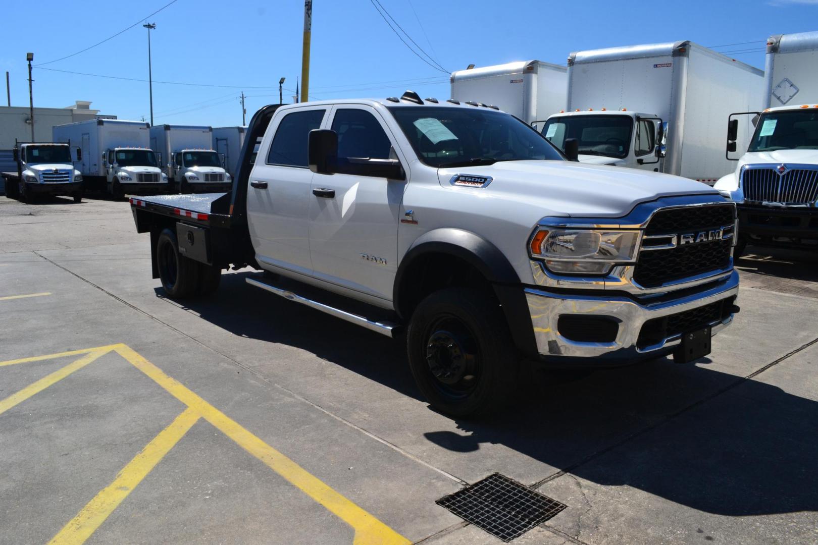 2020 WHITE /BLACK RAM 5500 TRADESMAN (3C7WRNEL2LG) with an CUMMINS 6.7L TURBO DIESEL engine, AISIN A465 6SPD AUTOMATIC transmission, located at 9172 North Fwy, Houston, TX, 77037, (713) 910-6868, 29.887470, -95.411903 - 19,500 LB GVWR, CREW CAB 4X4, 9 FT FLATBED X 98" WIDE, GOOSENECK/BUMPER PULL HITCH, 2 X TOOL BOXES EXHAUST BRAKE, POWER WINDOWS , LOCKS & MIRRORS - Photo#2