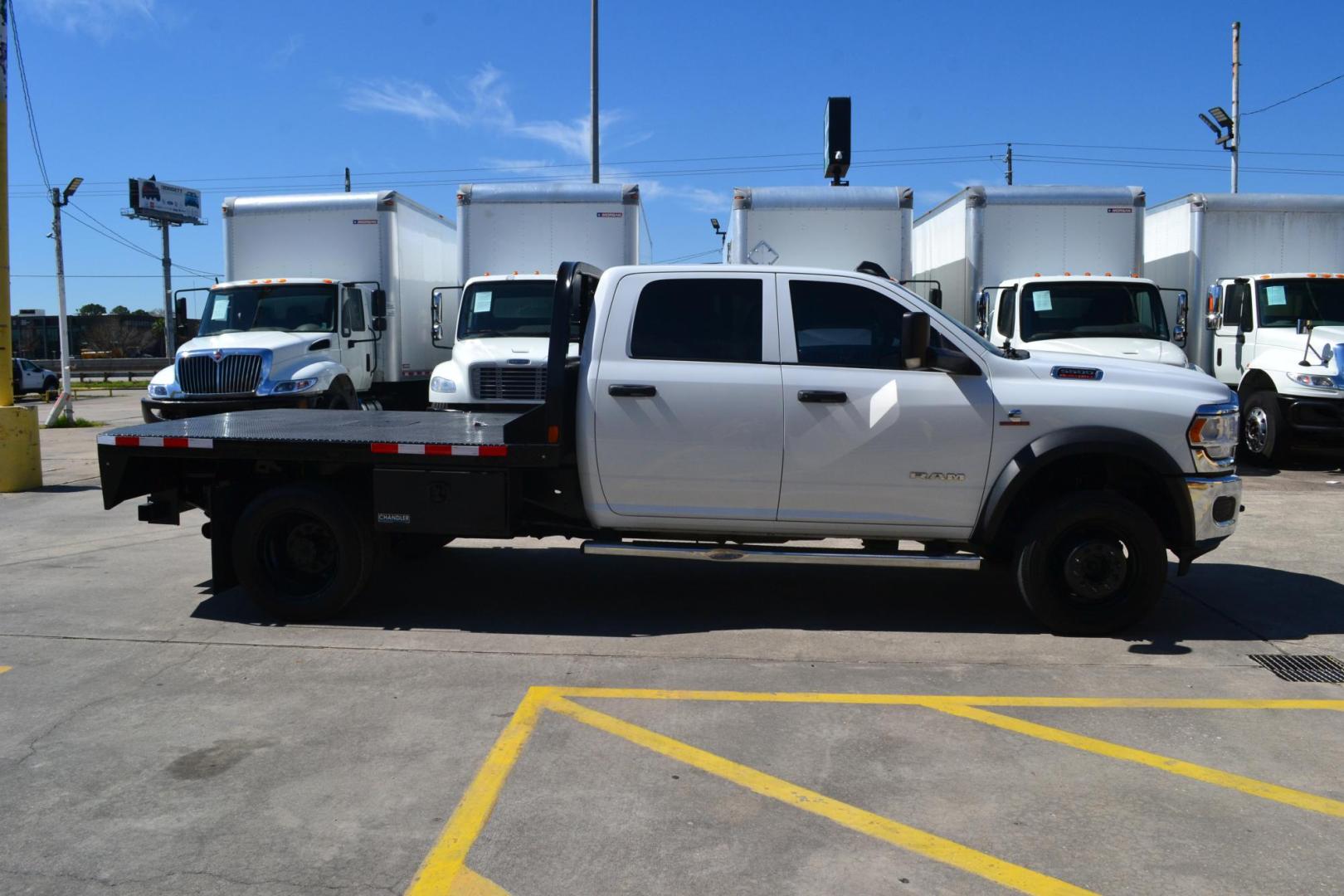 2020 WHITE /BLACK RAM 5500 TRADESMAN (3C7WRNEL2LG) with an CUMMINS 6.7L TURBO DIESEL engine, AISIN A465 6SPD AUTOMATIC transmission, located at 9172 North Fwy, Houston, TX, 77037, (713) 910-6868, 29.887470, -95.411903 - 19,500 LB GVWR, CREW CAB 4X4, 9 FT FLATBED X 98" WIDE, GOOSENECK/BUMPER PULL HITCH, 2 X TOOL BOXES EXHAUST BRAKE, POWER WINDOWS , LOCKS & MIRRORS - Photo#3