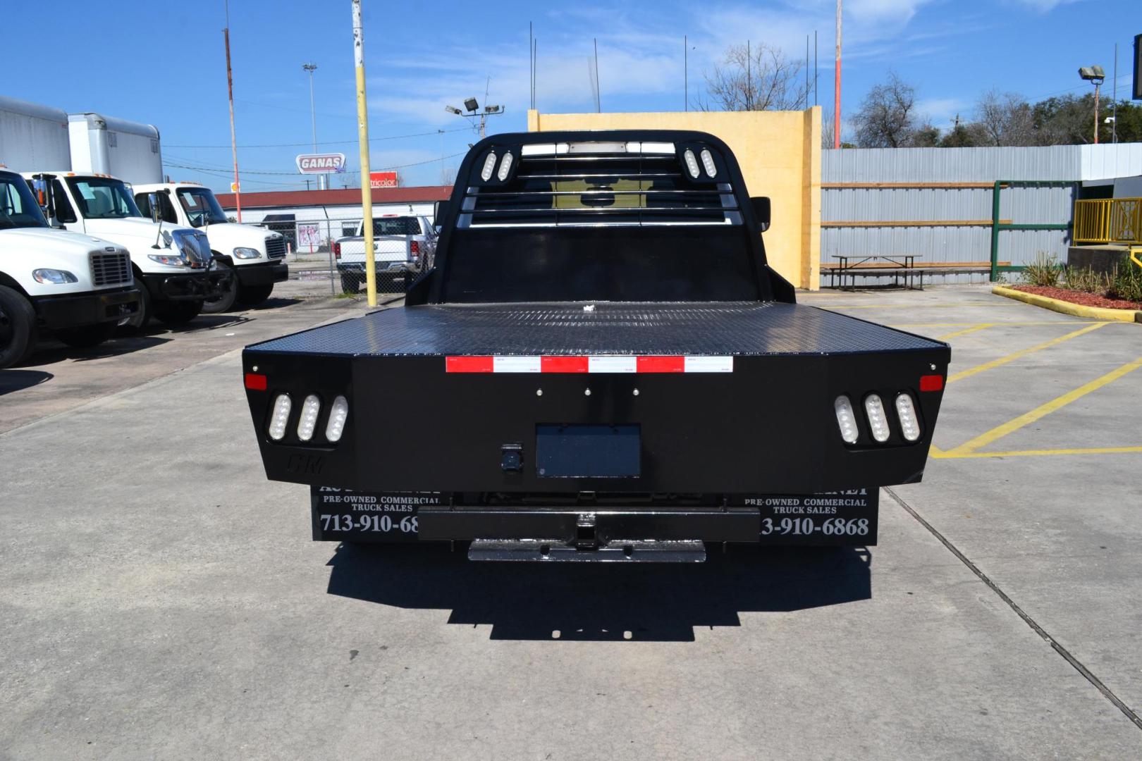 2020 WHITE /BLACK RAM 5500 TRADESMAN (3C7WRNEL2LG) with an CUMMINS 6.7L TURBO DIESEL engine, AISIN A465 6SPD AUTOMATIC transmission, located at 9172 North Fwy, Houston, TX, 77037, (713) 910-6868, 29.887470, -95.411903 - 19,500 LB GVWR, CREW CAB 4X4, 9 FT FLATBED X 98" WIDE, GOOSENECK/BUMPER PULL HITCH, 2 X TOOL BOXES EXHAUST BRAKE, POWER WINDOWS , LOCKS & MIRRORS - Photo#5