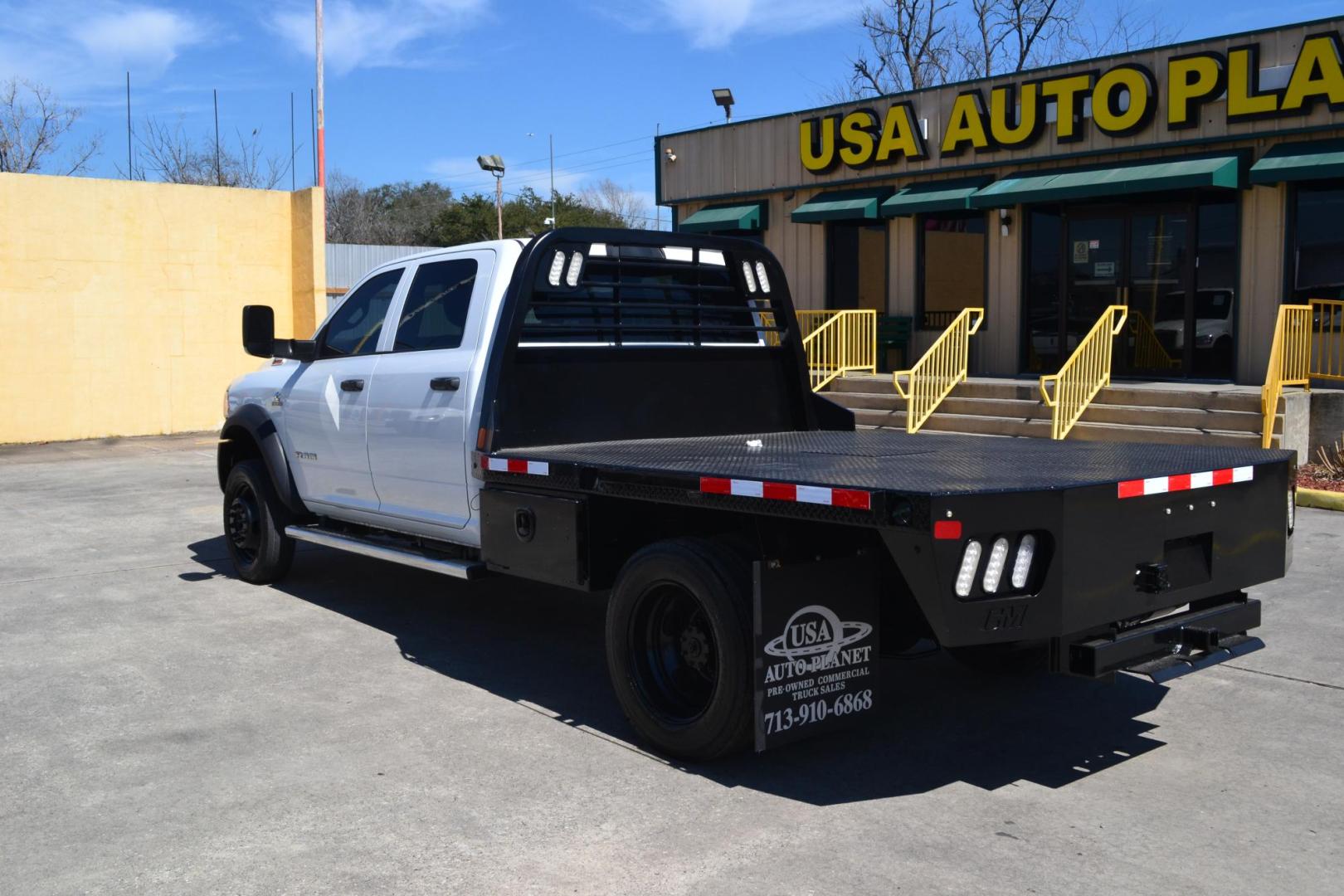 2020 WHITE /BLACK RAM 5500 TRADESMAN (3C7WRNEL2LG) with an CUMMINS 6.7L TURBO DIESEL engine, AISIN A465 6SPD AUTOMATIC transmission, located at 9172 North Fwy, Houston, TX, 77037, (713) 910-6868, 29.887470, -95.411903 - 19,500 LB GVWR, CREW CAB 4X4, 9 FT FLATBED X 98" WIDE, GOOSENECK/BUMPER PULL HITCH, 2 X TOOL BOXES EXHAUST BRAKE, POWER WINDOWS , LOCKS & MIRRORS - Photo#6