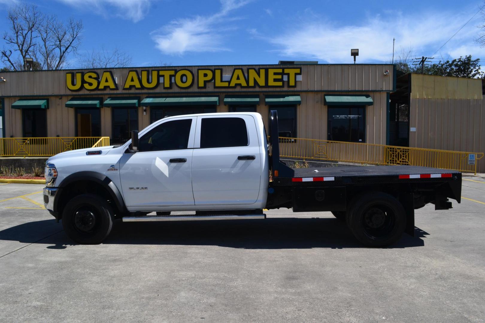 2020 WHITE /BLACK RAM 5500 TRADESMAN (3C7WRNEL2LG) with an CUMMINS 6.7L TURBO DIESEL engine, AISIN A465 6SPD AUTOMATIC transmission, located at 9172 North Fwy, Houston, TX, 77037, (713) 910-6868, 29.887470, -95.411903 - 19,500 LB GVWR, CREW CAB 4X4, 9 FT FLATBED X 98" WIDE, GOOSENECK/BUMPER PULL HITCH, 2 X TOOL BOXES EXHAUST BRAKE, POWER WINDOWS , LOCKS & MIRRORS - Photo#7
