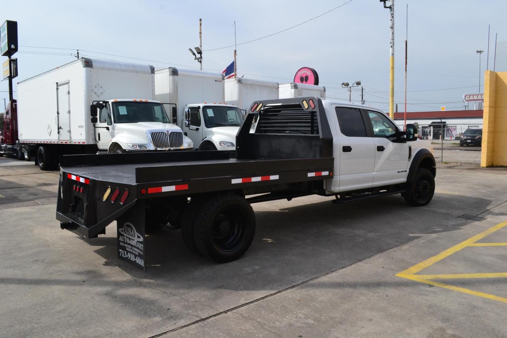 2019 WHITE /BLACK FORD F550 (1FD0W5HT8KE) with an POWERSTROKE 6.7L DIESEL engine, AUTOMATIC transmission, located at 9172 North Fwy, Houston, TX, 77037, (713) 910-6868, 29.887470, -95.411903 - 19,500 LB GVWR, 11 FT FLATBED X 96" WIDE, AXLE RATIO: 4.88, WHEELBASE: 203", 4X4 , CREW CAB, POWER WINDOWS & LOCKS, TOOLBOX, GOOSENECK/BUMPER PULL HITCH - Photo#3