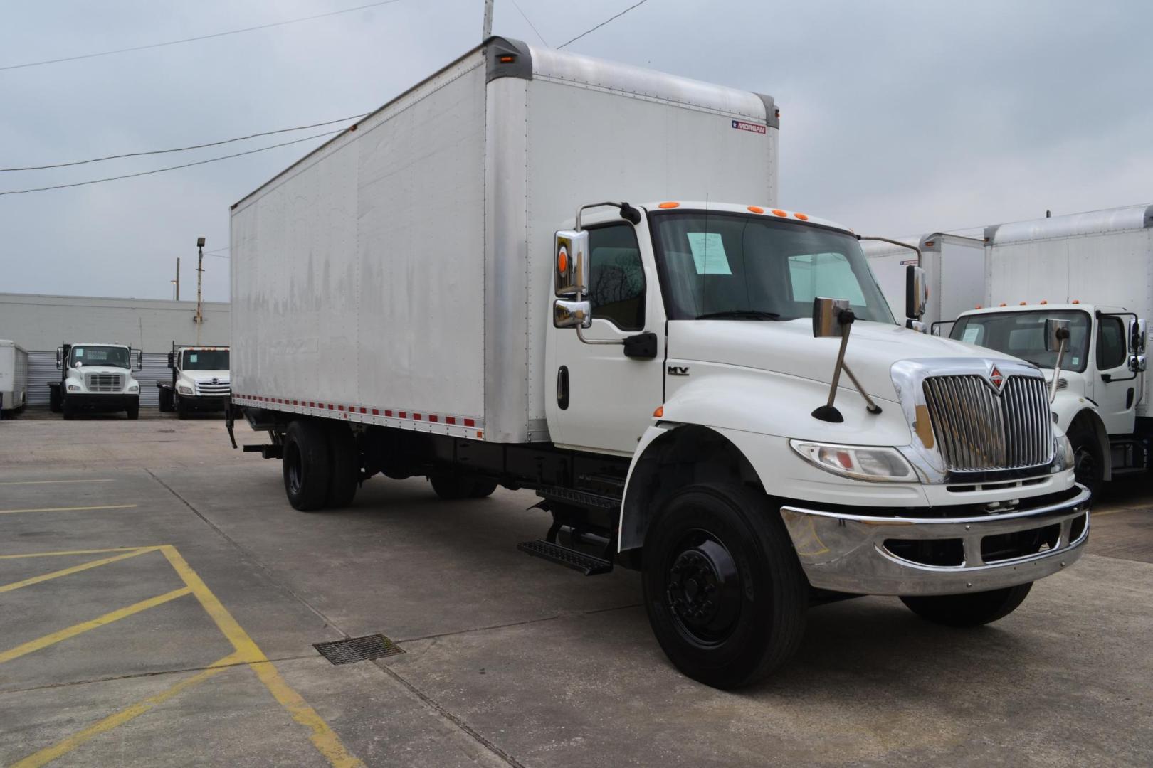 2019 WHITE /BLACK INTERNATIONAL MV 607 (3HAEUMML6KL) with an CUMMINS B6.7L 240HP engine, ALLISON 2500HS AUTOMATIC transmission, located at 9172 North Fwy, Houston, TX, 77037, (713) 910-6868, 29.887470, -95.411903 - 25,999 LB GVWR, MORGAN 26 FT BOX X HEIGHT 103" X WIDTH 102", 3,000 LB CAPACITY ALUMINUM LIFT GATE, AIR RIDE SUSPENSION, EXHAUST BRAKE, 100 GALLON FUEL TANK, POWER WINDOWS, LOCKS & MIRRORS - Photo#1