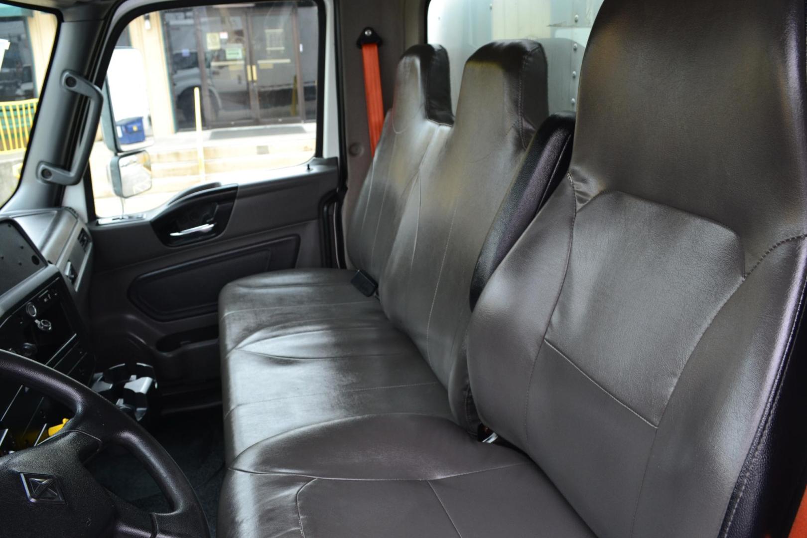 2019 WHITE /BLACK INTERNATIONAL MV 607 (3HAEUMML6KL) with an CUMMINS B6.7L 240HP engine, ALLISON 2500HS AUTOMATIC transmission, located at 9172 North Fwy, Houston, TX, 77037, (713) 910-6868, 29.887470, -95.411903 - 25,999 LB GVWR, MORGAN 26 FT BOX X HEIGHT 103" X WIDTH 102", 3,000 LB CAPACITY ALUMINUM LIFT GATE, AIR RIDE SUSPENSION, EXHAUST BRAKE, 100 GALLON FUEL TANK, POWER WINDOWS, LOCKS & MIRRORS - Photo#11