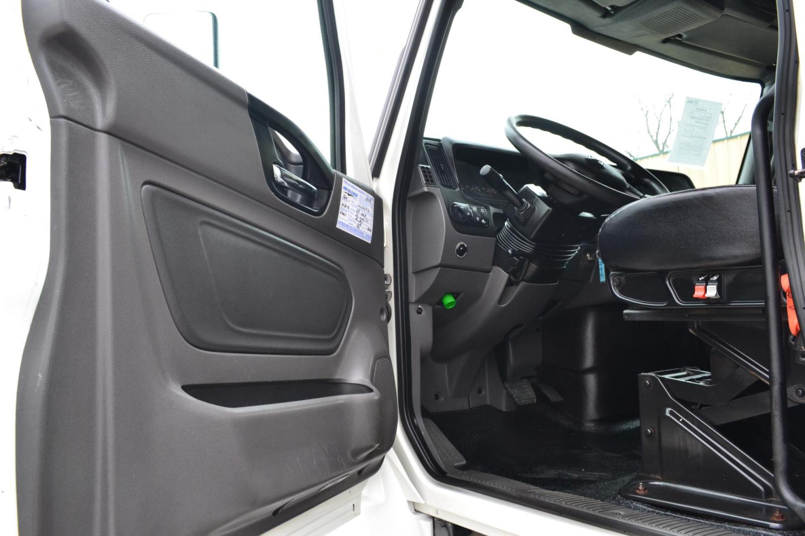 2019 WHITE /BLACK INTERNATIONAL MV 607 (3HAEUMML6KL) with an CUMMINS B6.7L 240HP engine, ALLISON 2500HS AUTOMATIC transmission, located at 9172 North Fwy, Houston, TX, 77037, (713) 910-6868, 29.887470, -95.411903 - 25,999 LB GVWR, MORGAN 26 FT BOX X HEIGHT 103" X WIDTH 102", 3,000 LB CAPACITY ALUMINUM LIFT GATE, AIR RIDE SUSPENSION, EXHAUST BRAKE, 100 GALLON FUEL TANK, POWER WINDOWS, LOCKS & MIRRORS - Photo#12