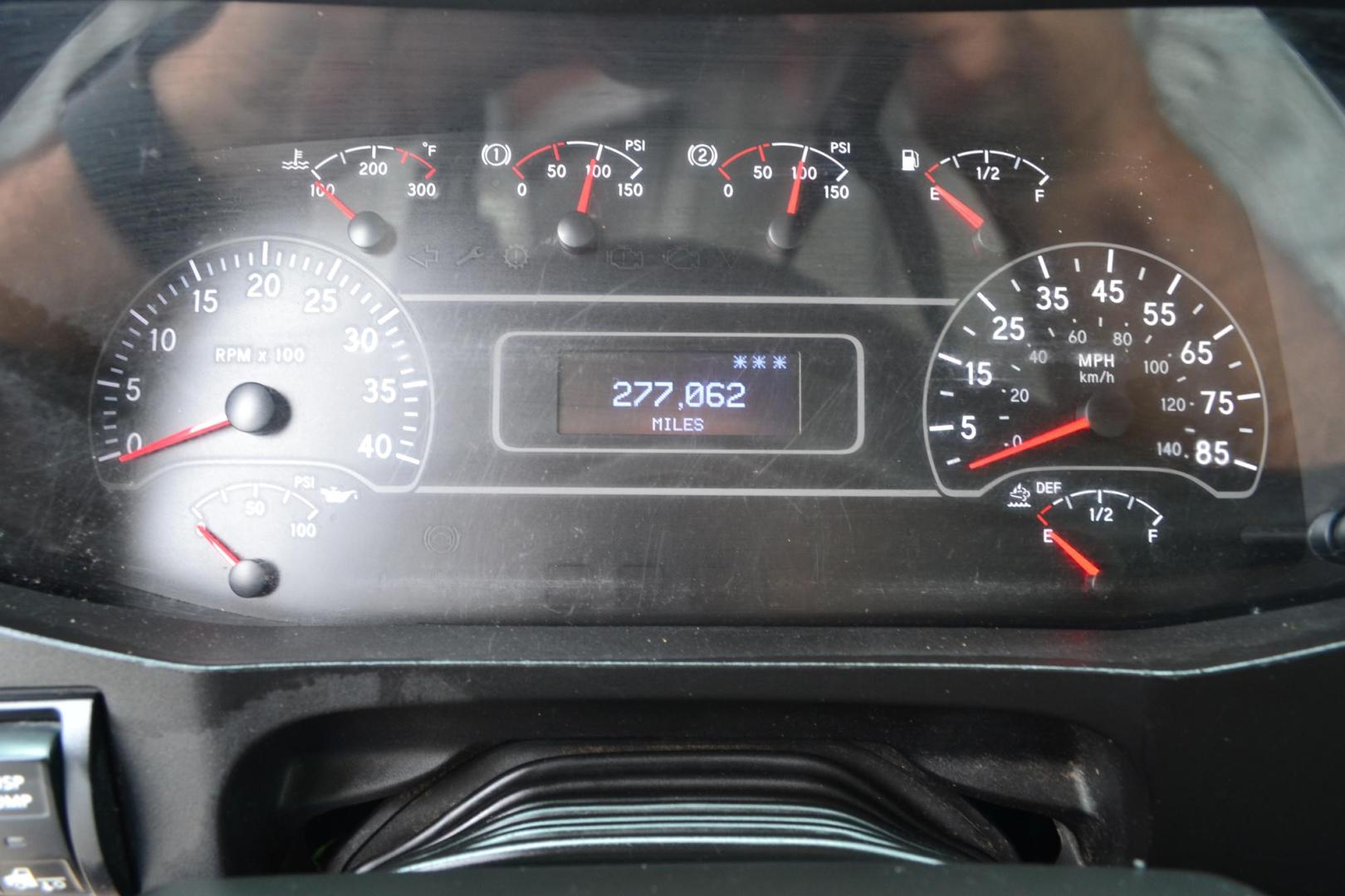 2019 WHITE /BLACK INTERNATIONAL MV 607 (3HAEUMML6KL) with an CUMMINS B6.7L 240HP engine, ALLISON 2500HS AUTOMATIC transmission, located at 9172 North Fwy, Houston, TX, 77037, (713) 910-6868, 29.887470, -95.411903 - 25,999 LB GVWR, MORGAN 26 FT BOX X HEIGHT 103" X WIDTH 102", 3,000 LB CAPACITY ALUMINUM LIFT GATE, AIR RIDE SUSPENSION, EXHAUST BRAKE, 100 GALLON FUEL TANK, POWER WINDOWS, LOCKS & MIRRORS - Photo#14